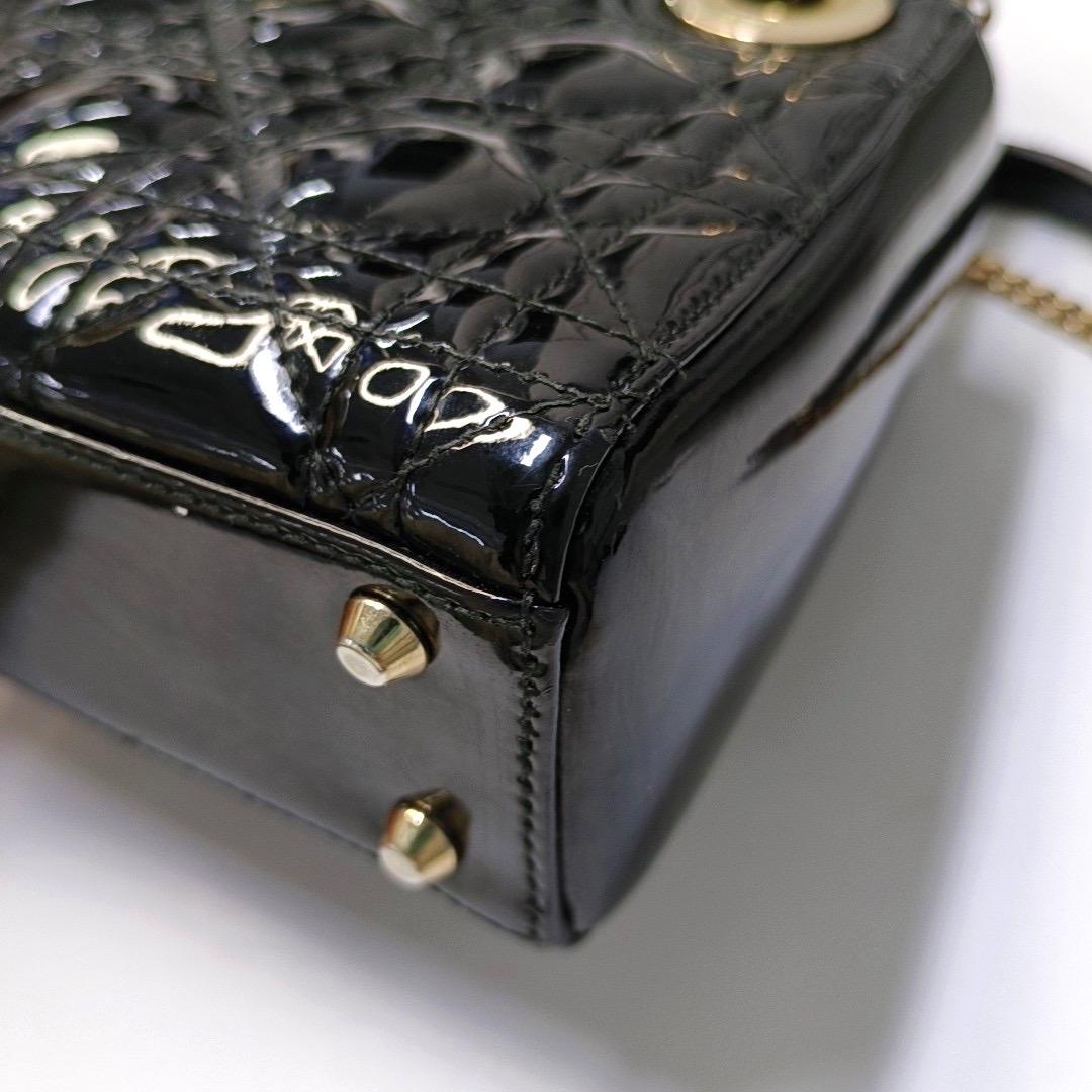 Lady Dior Mini Borsa in vernice nera con tracolla a catena in oro in vendita 10