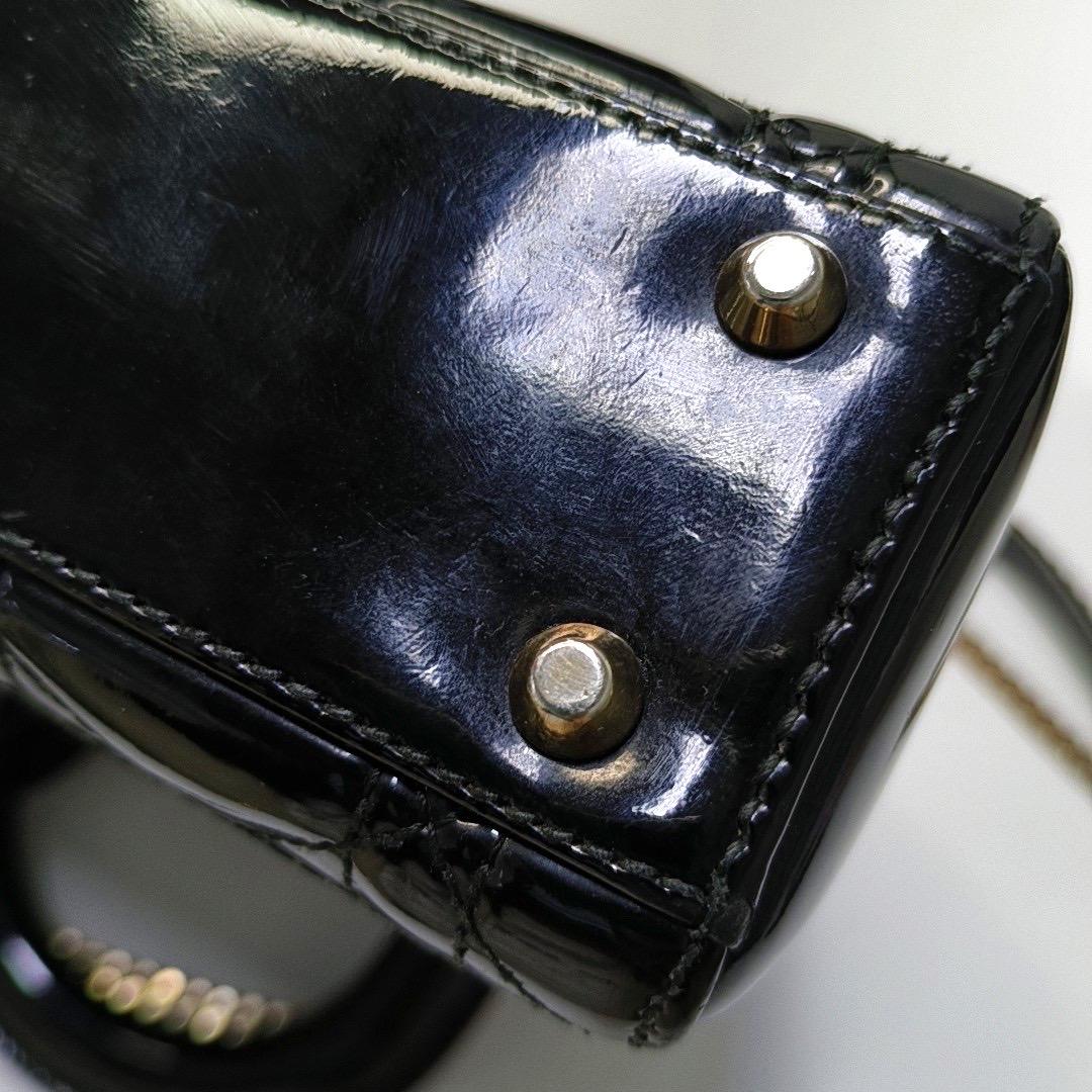 Lady Dior Mini Borsa in vernice nera con tracolla a catena in oro in vendita 11