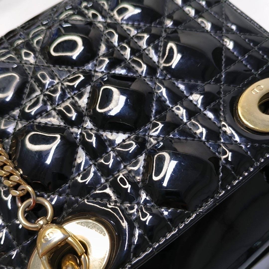 Lady Dior Mini Borsa in vernice nera con tracolla a catena in oro in vendita 12