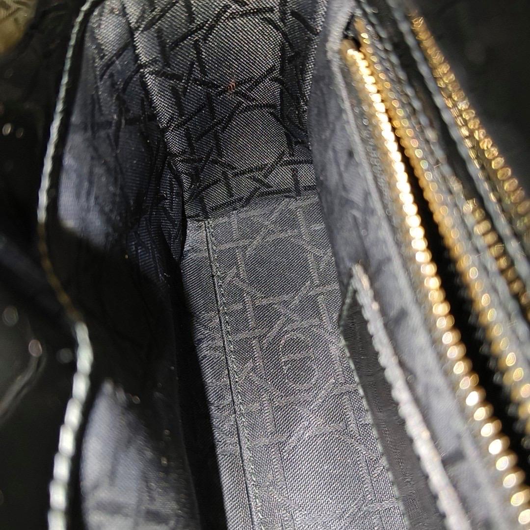 Lady Dior Mini Borsa in vernice nera con tracolla a catena in oro in vendita 13