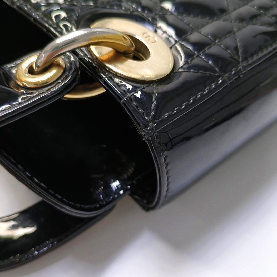 Lady Dior Mini Borsa in vernice nera con tracolla a catena in oro in vendita 14