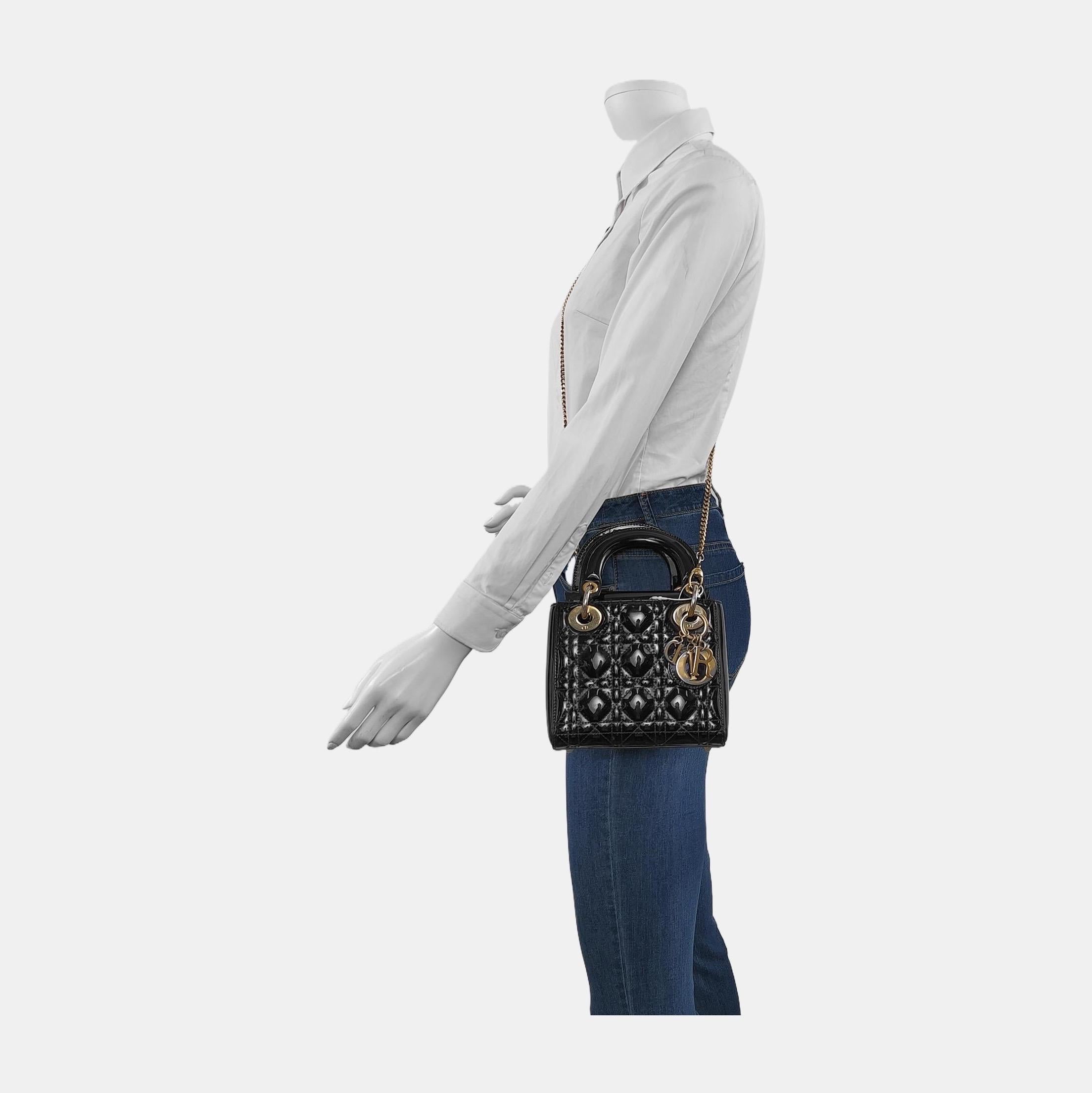 Questa borsa Lady Dior Mini è caratterizzata da una pelle verniciata decorata con finiture dorate, che la rendono un accessorio ideale per ogni donna elegante che osa fare una dichiarazione audace con il proprio accessorio. La mini borsa è