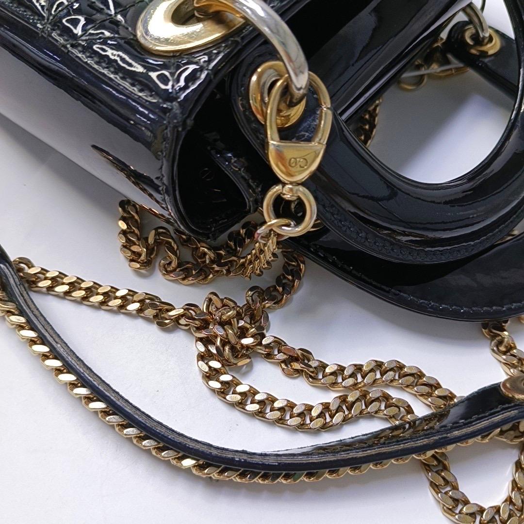Lady Dior Mini Borsa in vernice nera con tracolla a catena in oro in vendita 15