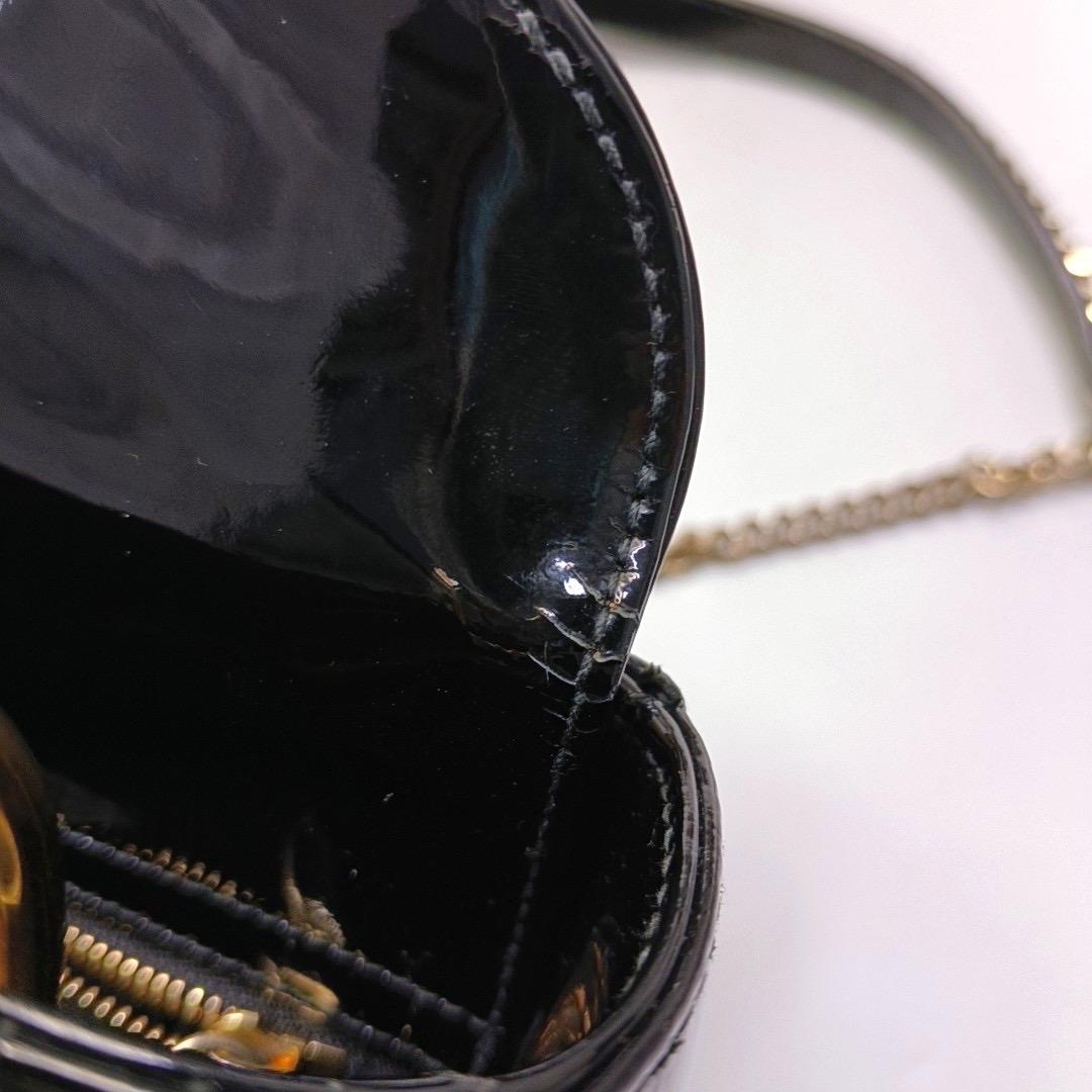 Lady Dior Mini Borsa in vernice nera con tracolla a catena in oro in vendita 1