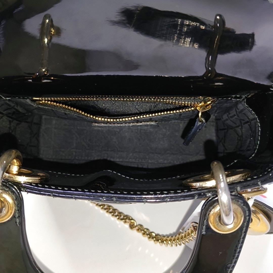 Lady Dior Mini Borsa in vernice nera con tracolla a catena in oro in vendita 2