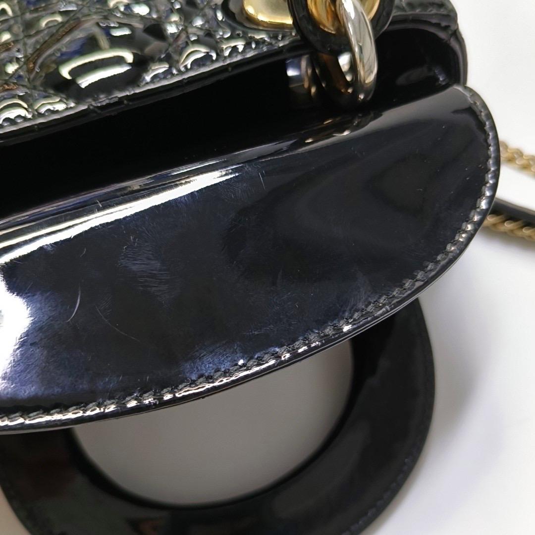 Lady Dior Mini Borsa in vernice nera con tracolla a catena in oro in vendita 3