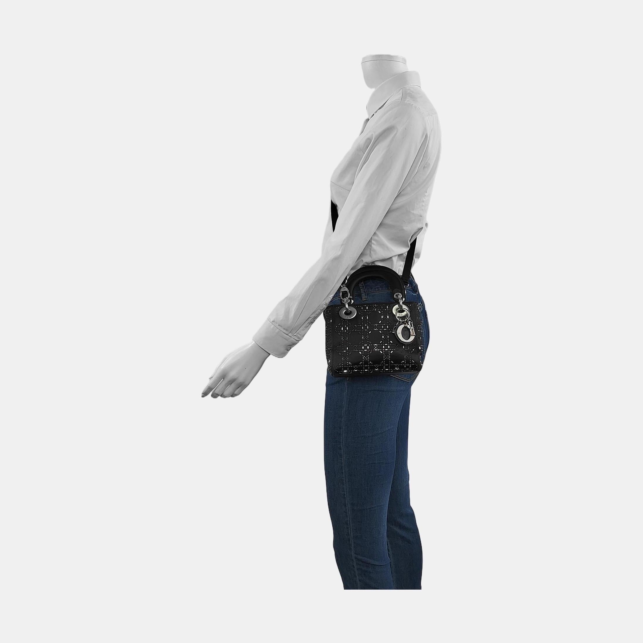 This mini handbag, made of high-quality black cloth with iconic micro-cannage stitching, is a stylish and elegant accessory for your wardrobe. The A timeless classic that will elevate your style for years to come.

CONDITION: VERY GOOD

Light signs