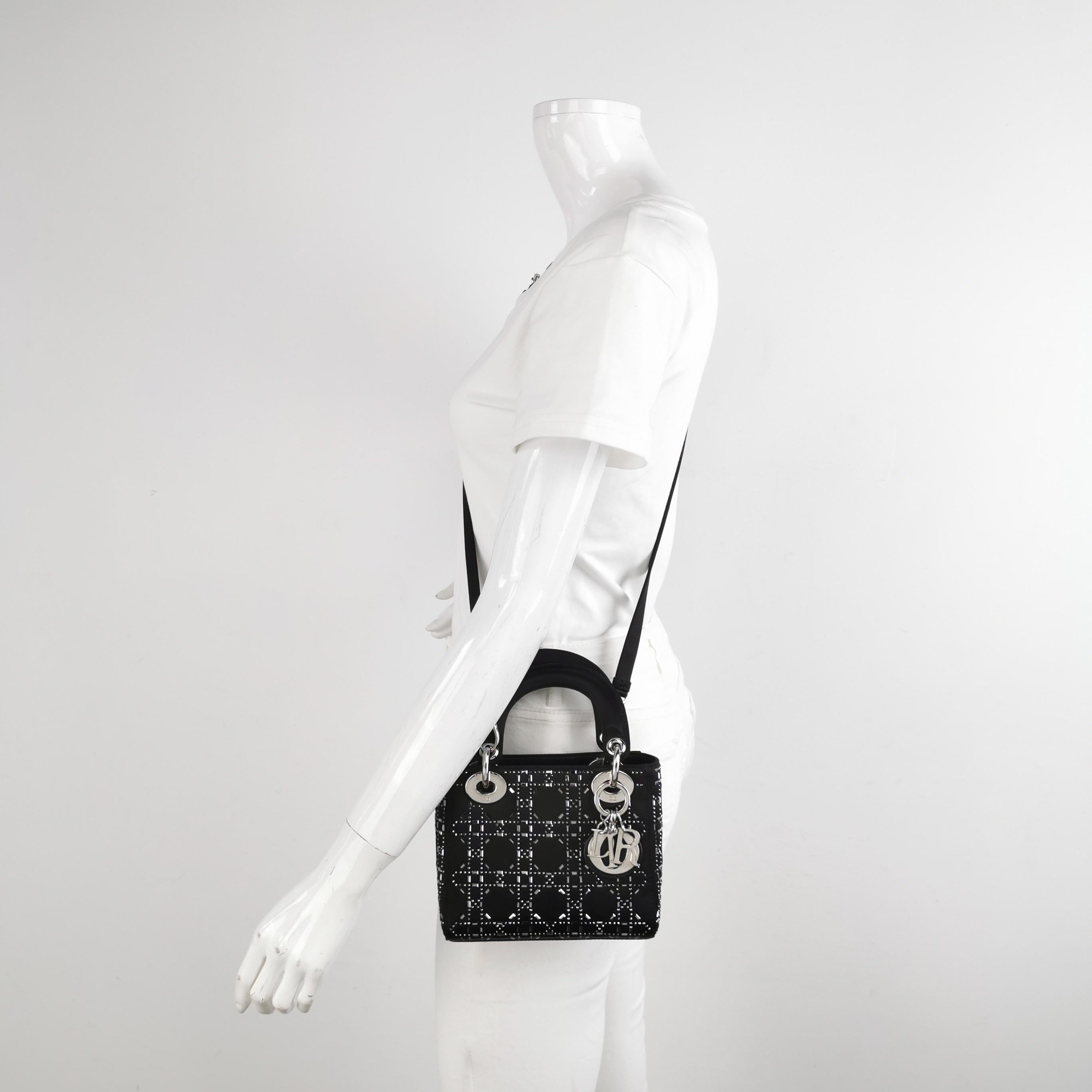 Questa mini borsetta, realizzata in tessuto nero di alta qualità con le iconiche cuciture a microcanali, è un accessorio elegante e raffinato per il tuo guardaroba. Un classico senza tempo che eleverà il tuo stile negli anni a venire.

CONDIZIONI: