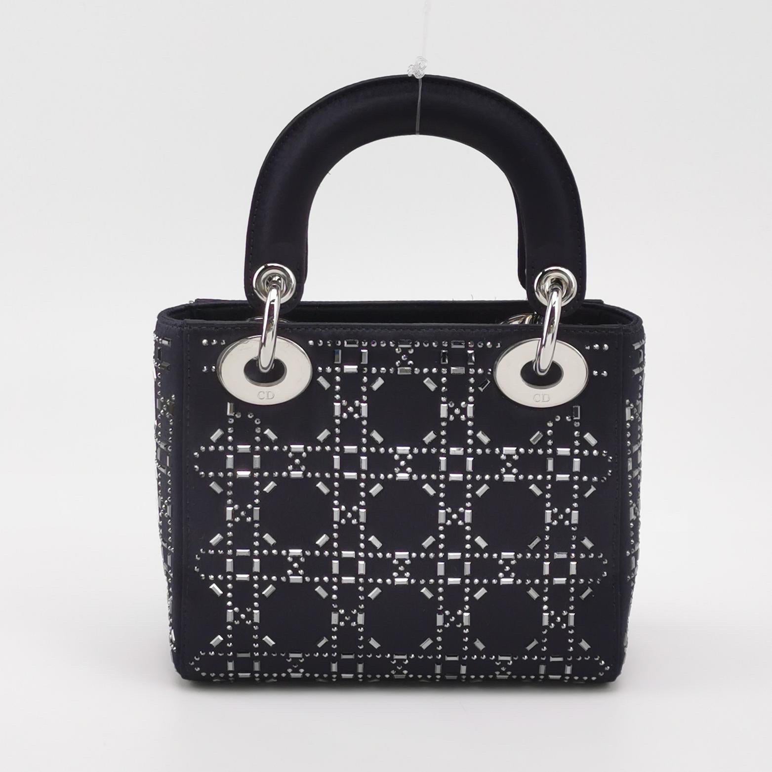 Lady Dior Mini Schwarze Seide mit Kristallen Silberne Hardware im Zustand „Hervorragend“ im Angebot in AUBERVILLIERS, FR