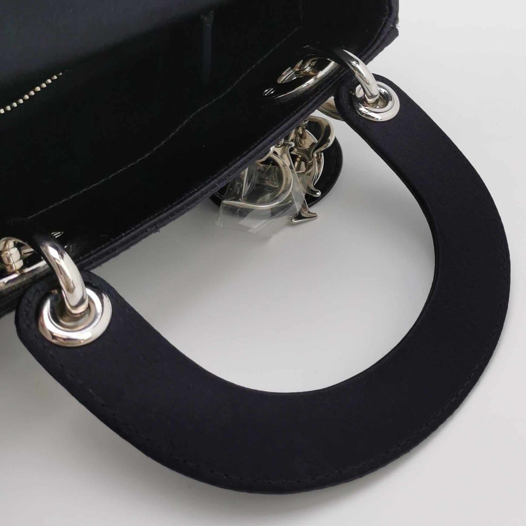 Lady Dior Mini Schwarze Seide mit Kristallen Silberne Hardware im Angebot 3