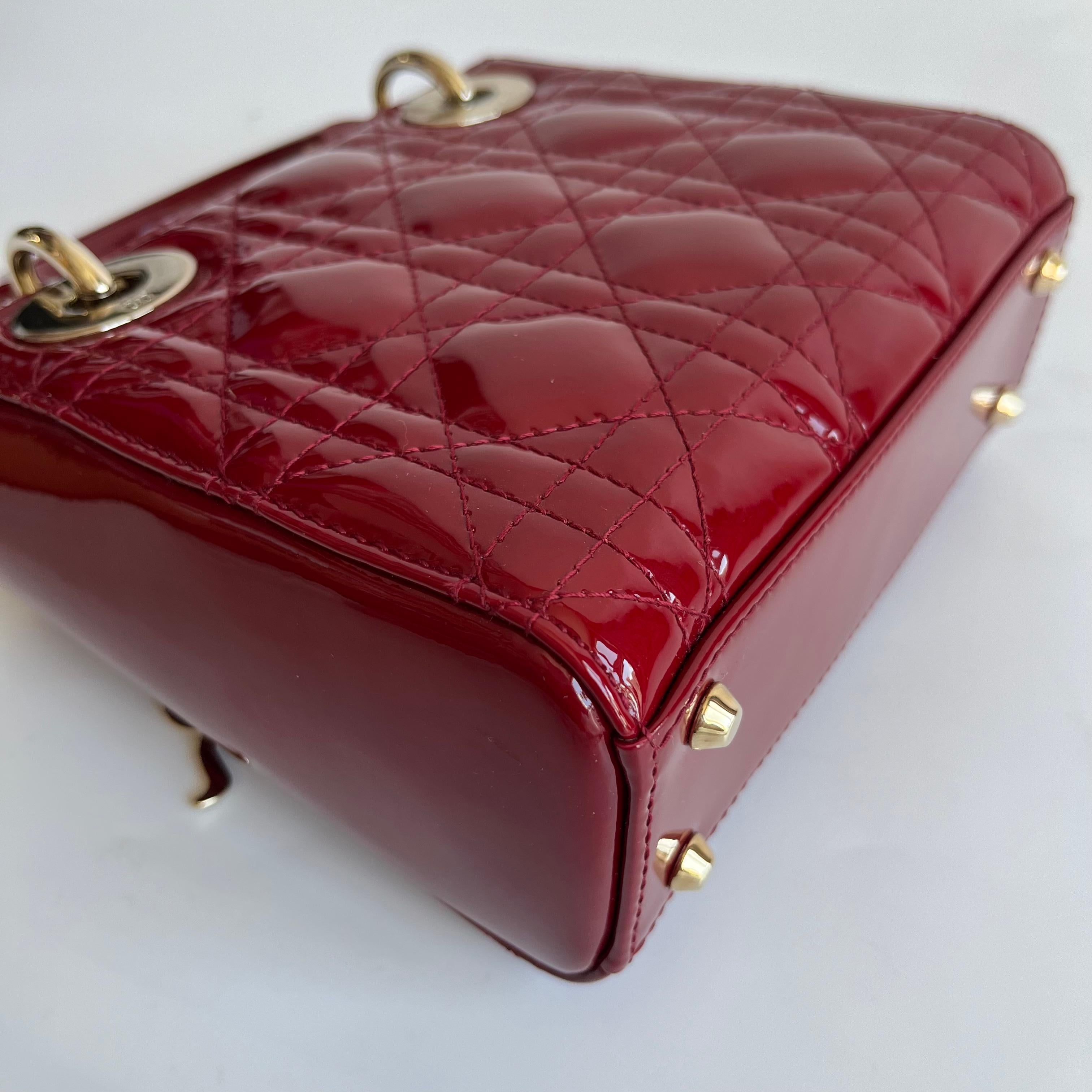Lady Dior Mini rosso borgogna in pelle verniciata con cinturino a catena d'oro 2019 Interno in pelle scamosciata in vendita 5