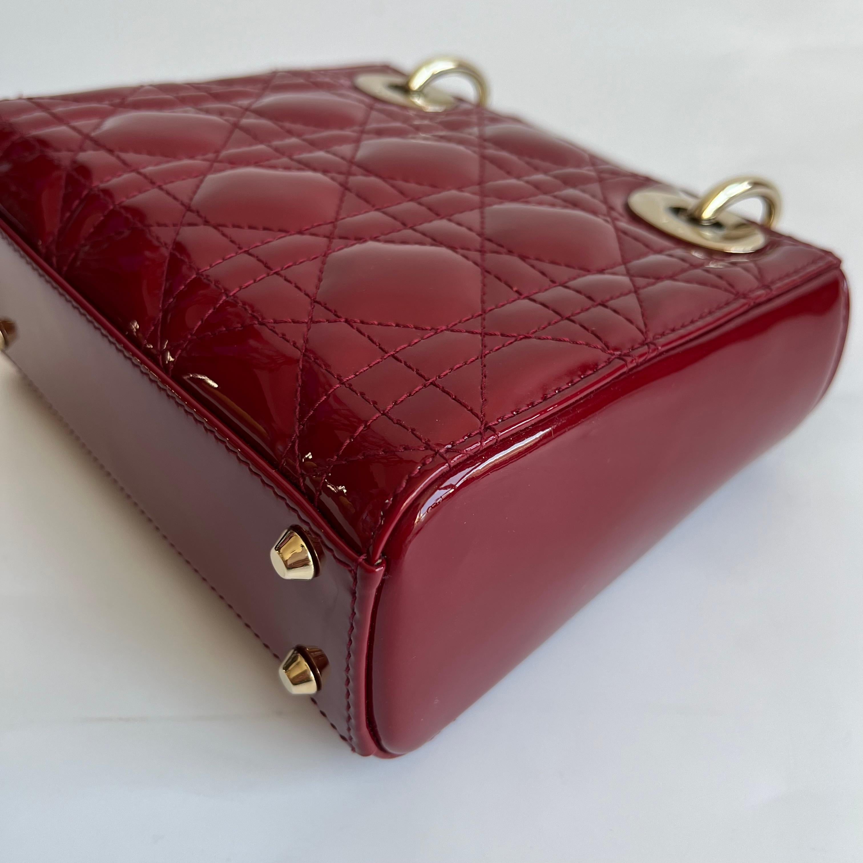 Lady Dior Mini rosso borgogna in pelle verniciata con cinturino a catena d'oro 2019 Interno in pelle scamosciata in vendita 6