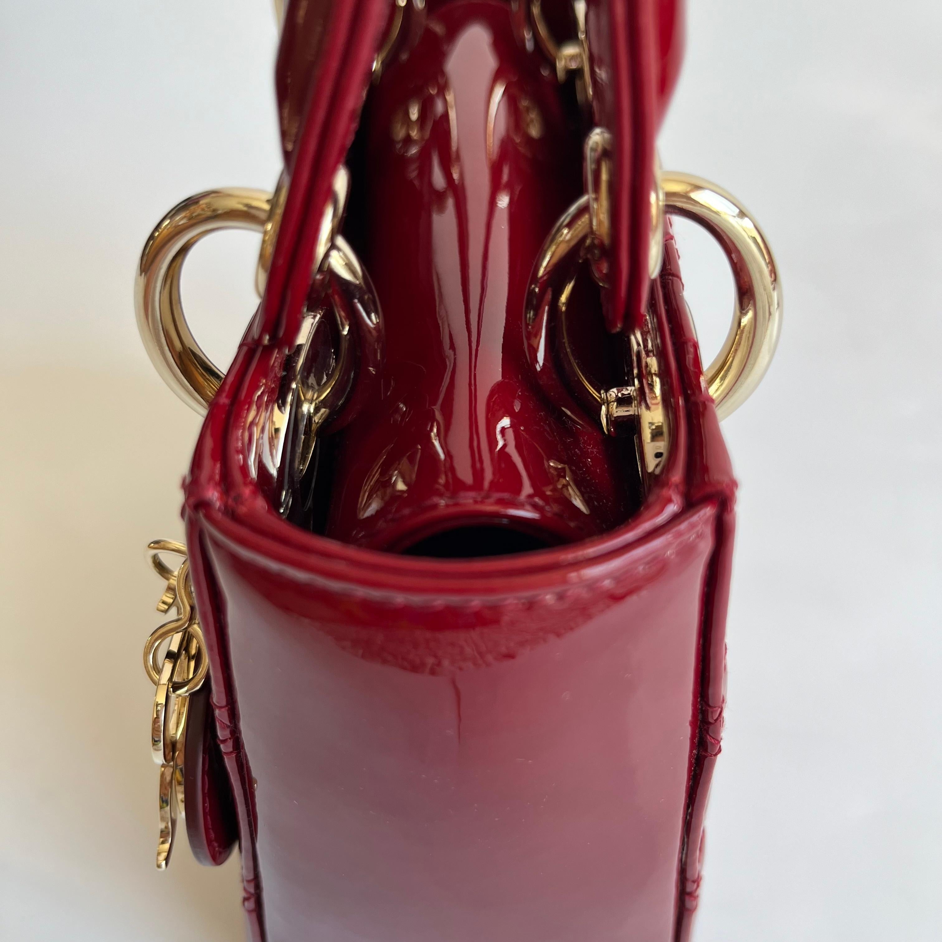 Lady Dior Mini rosso borgogna in pelle verniciata con cinturino a catena d'oro 2019 Interno in pelle scamosciata in vendita 8
