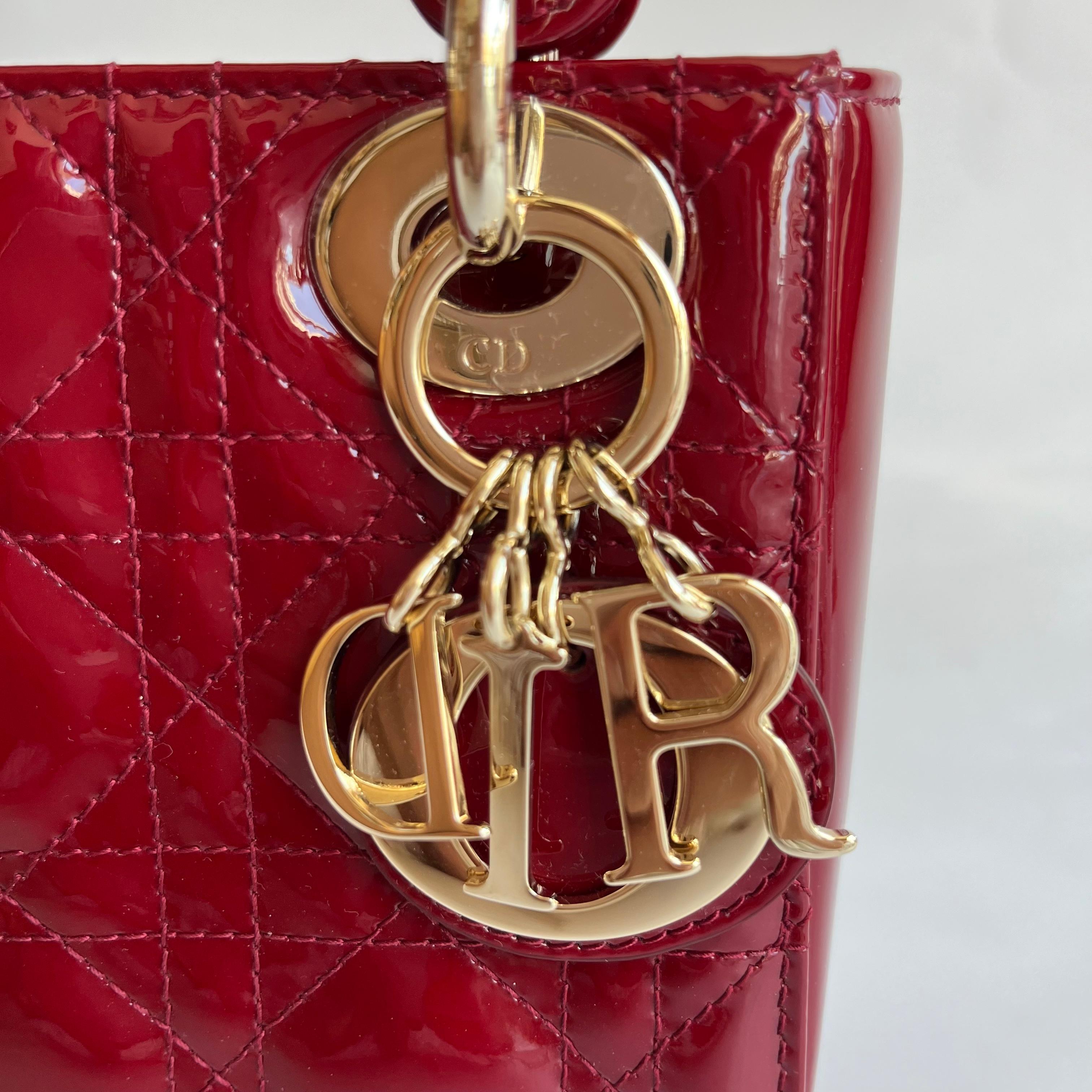 Lady Dior Mini rosso borgogna in pelle verniciata con cinturino a catena d'oro 2019 Interno in pelle scamosciata in vendita 9