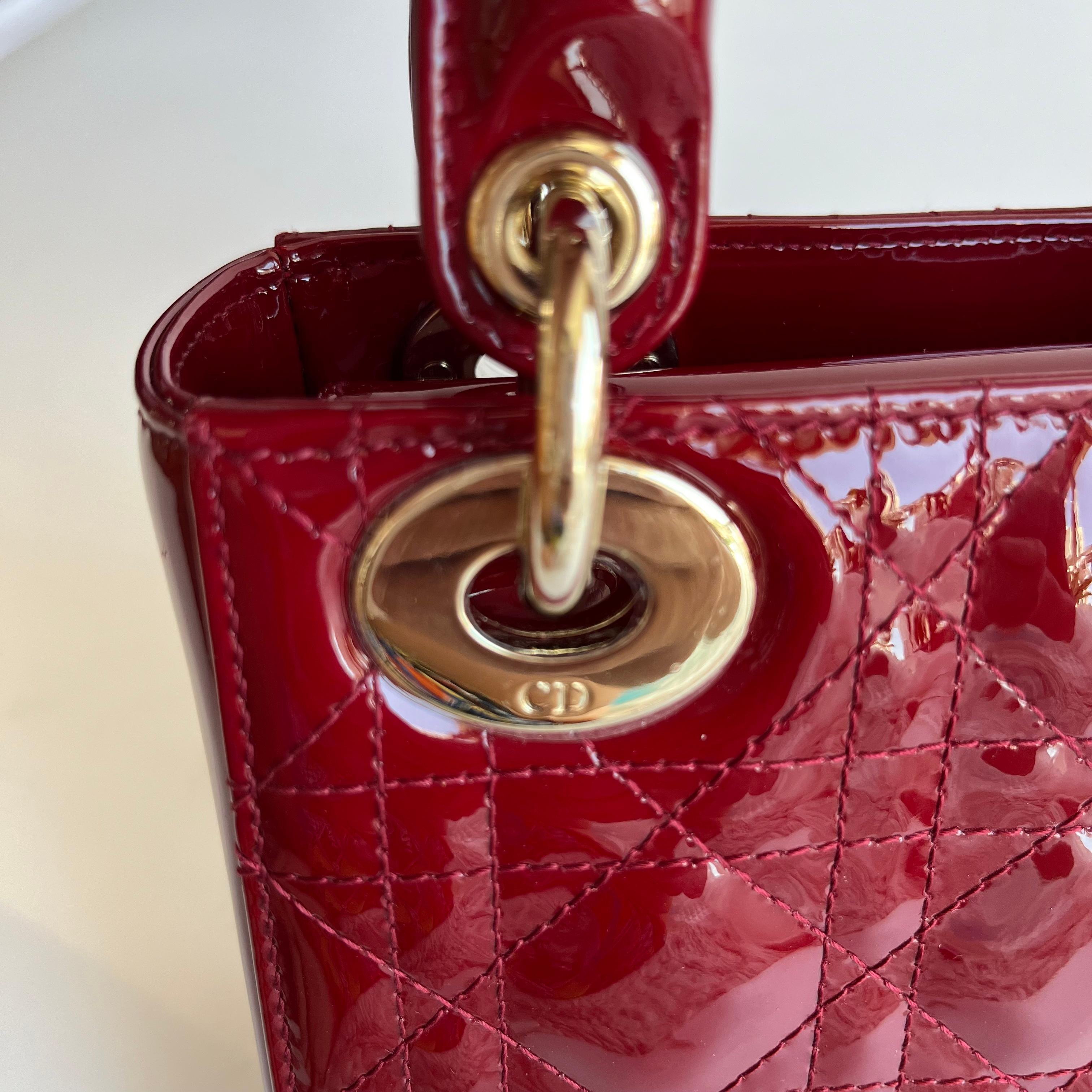 Lady Dior Mini rosso borgogna in pelle verniciata con cinturino a catena d'oro 2019 Interno in pelle scamosciata in vendita 10