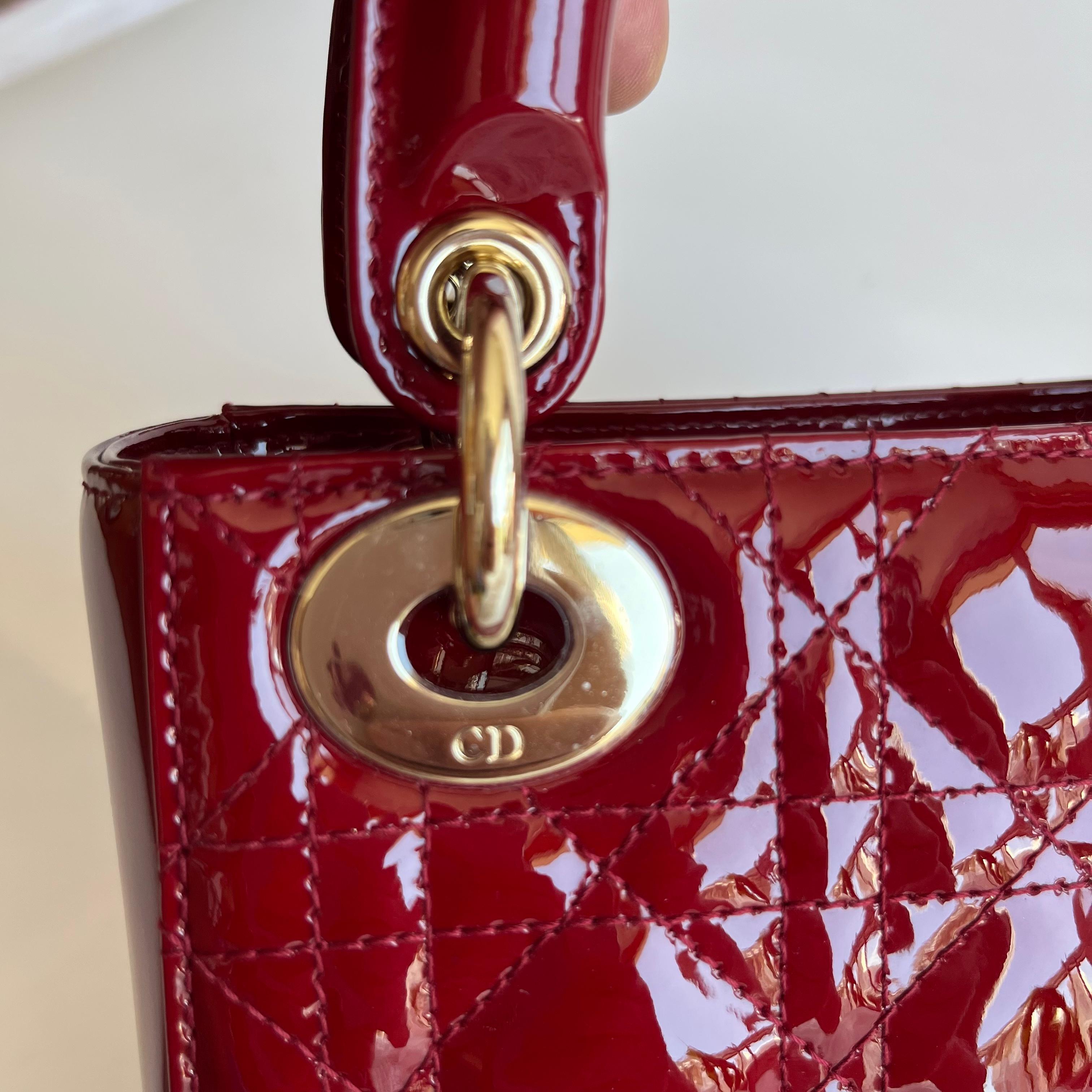 Lady Dior Mini rosso borgogna in pelle verniciata con cinturino a catena d'oro 2019 Interno in pelle scamosciata in vendita 11