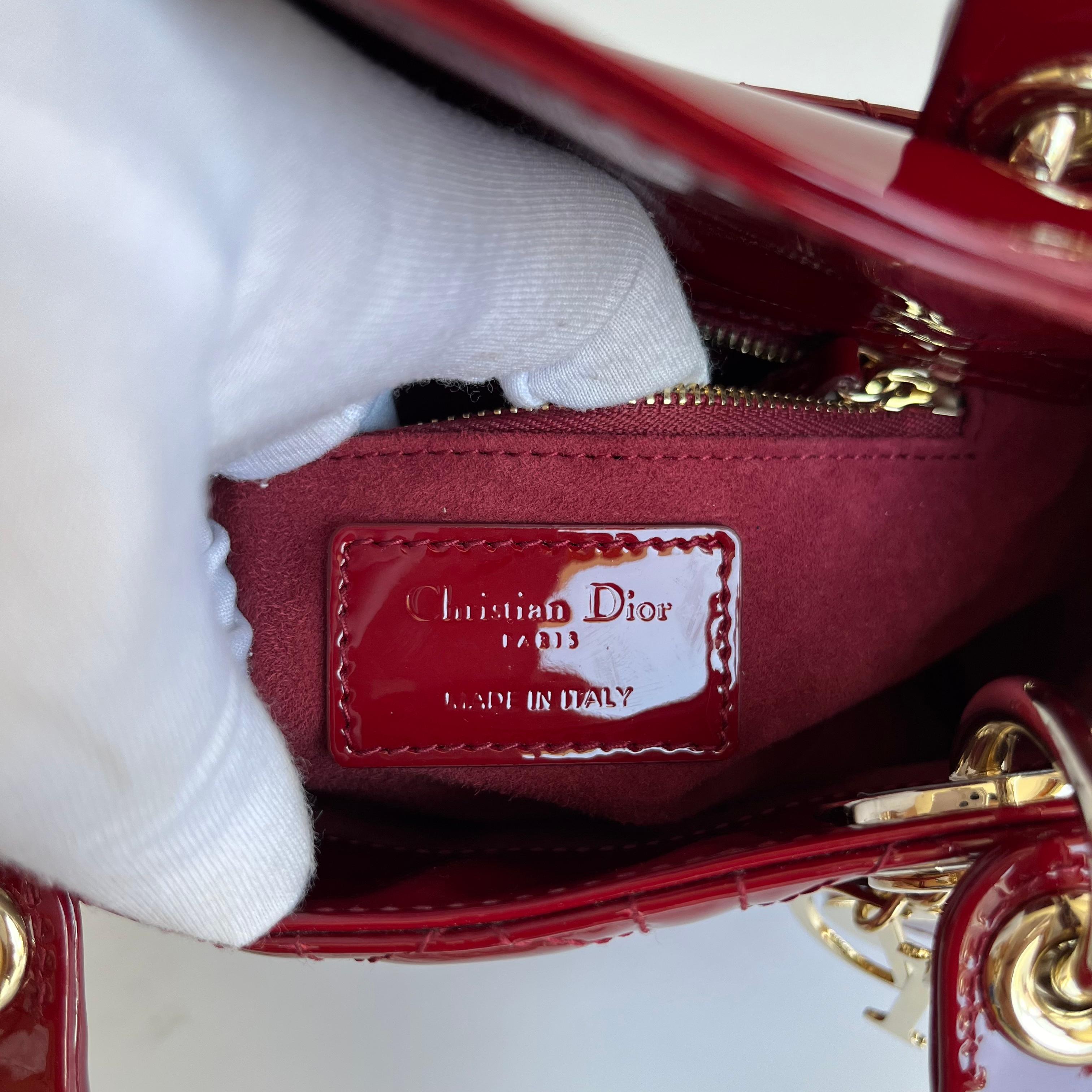 Lady Dior Mini rosso borgogna in pelle verniciata con cinturino a catena d'oro 2019 Interno in pelle scamosciata in vendita 13