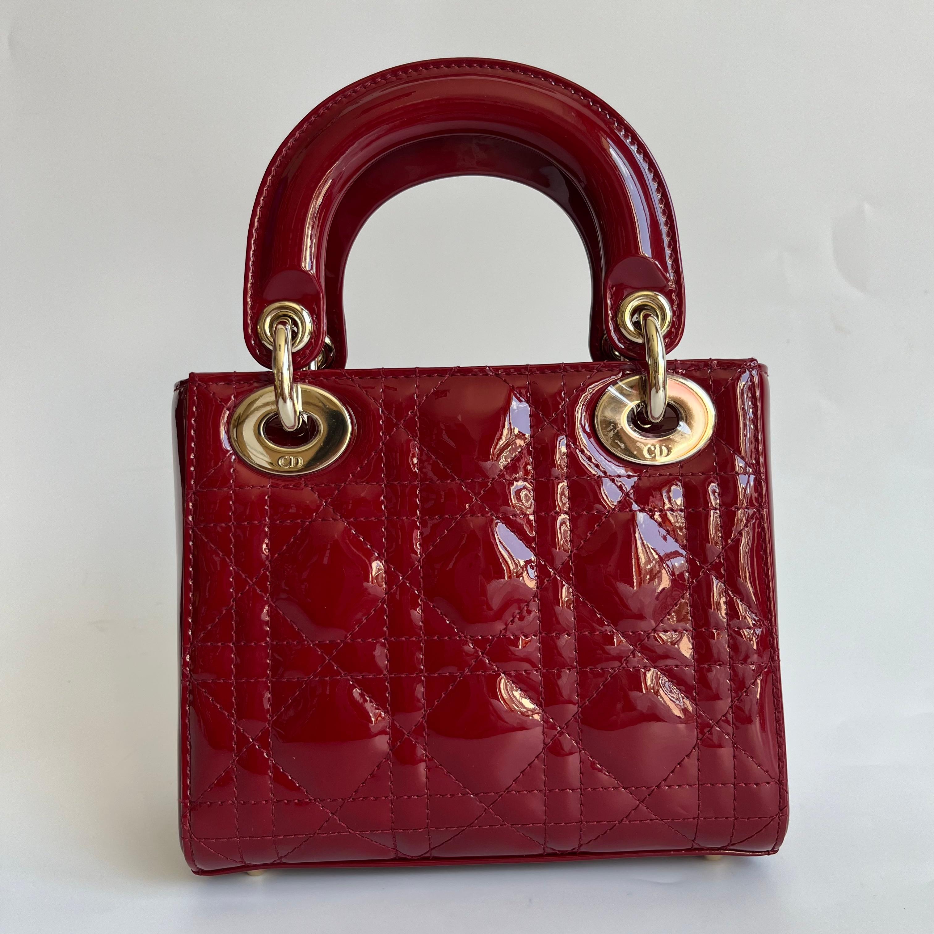 Marrone Lady Dior Mini rosso borgogna in pelle verniciata con cinturino a catena d'oro 2019 Interno in pelle scamosciata in vendita