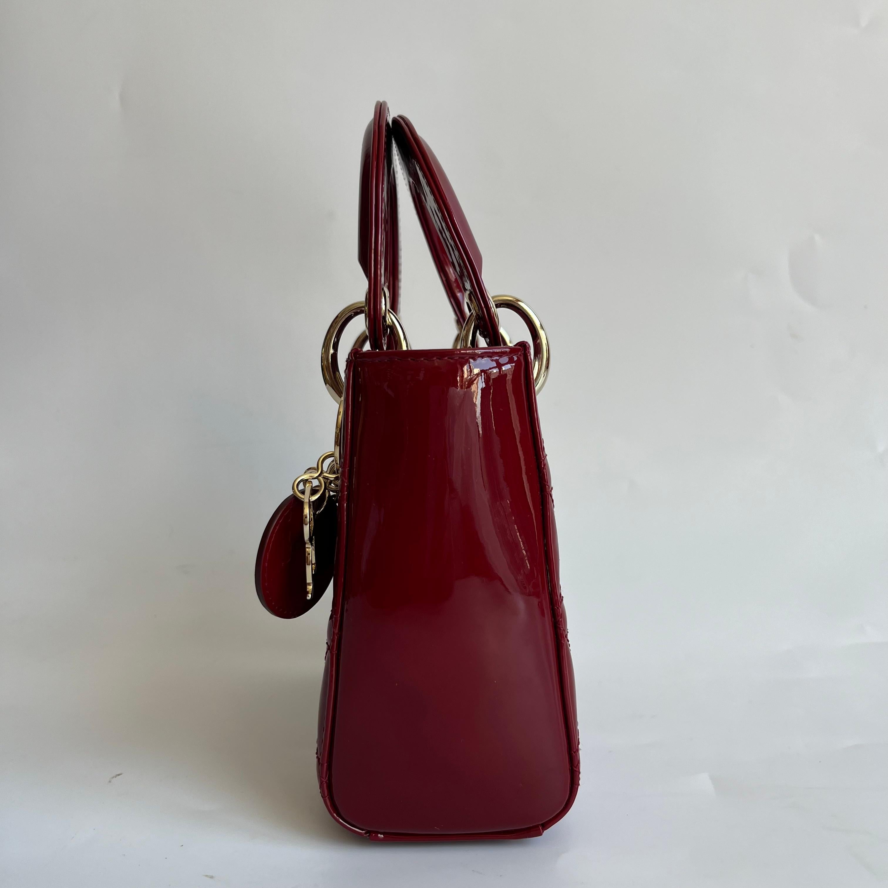Lady Dior Mini rosso borgogna in pelle verniciata con cinturino a catena d'oro 2019 Interno in pelle scamosciata In condizioni ottime in vendita a AUBERVILLIERS, FR