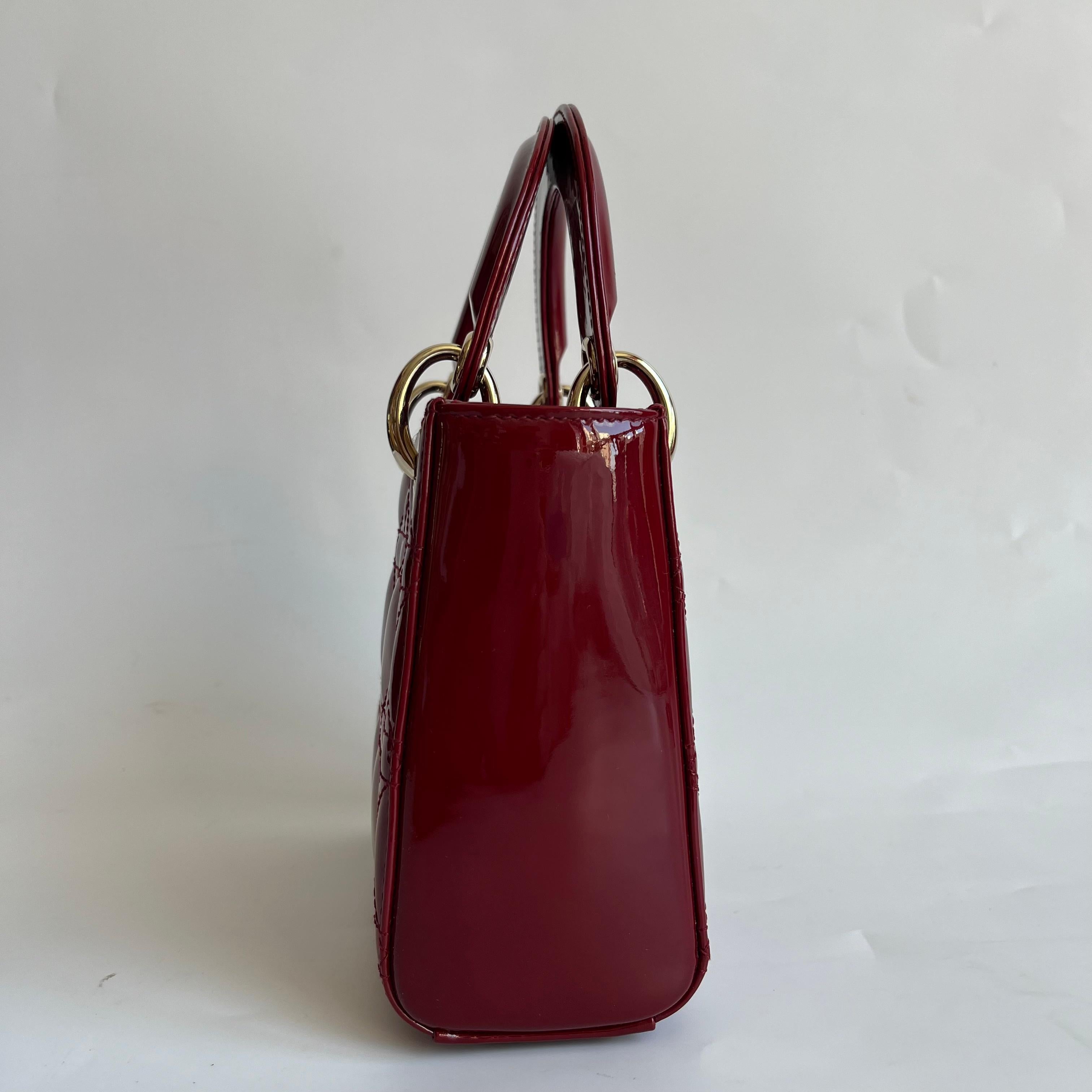 Donna Lady Dior Mini rosso borgogna in pelle verniciata con cinturino a catena d'oro 2019 Interno in pelle scamosciata in vendita