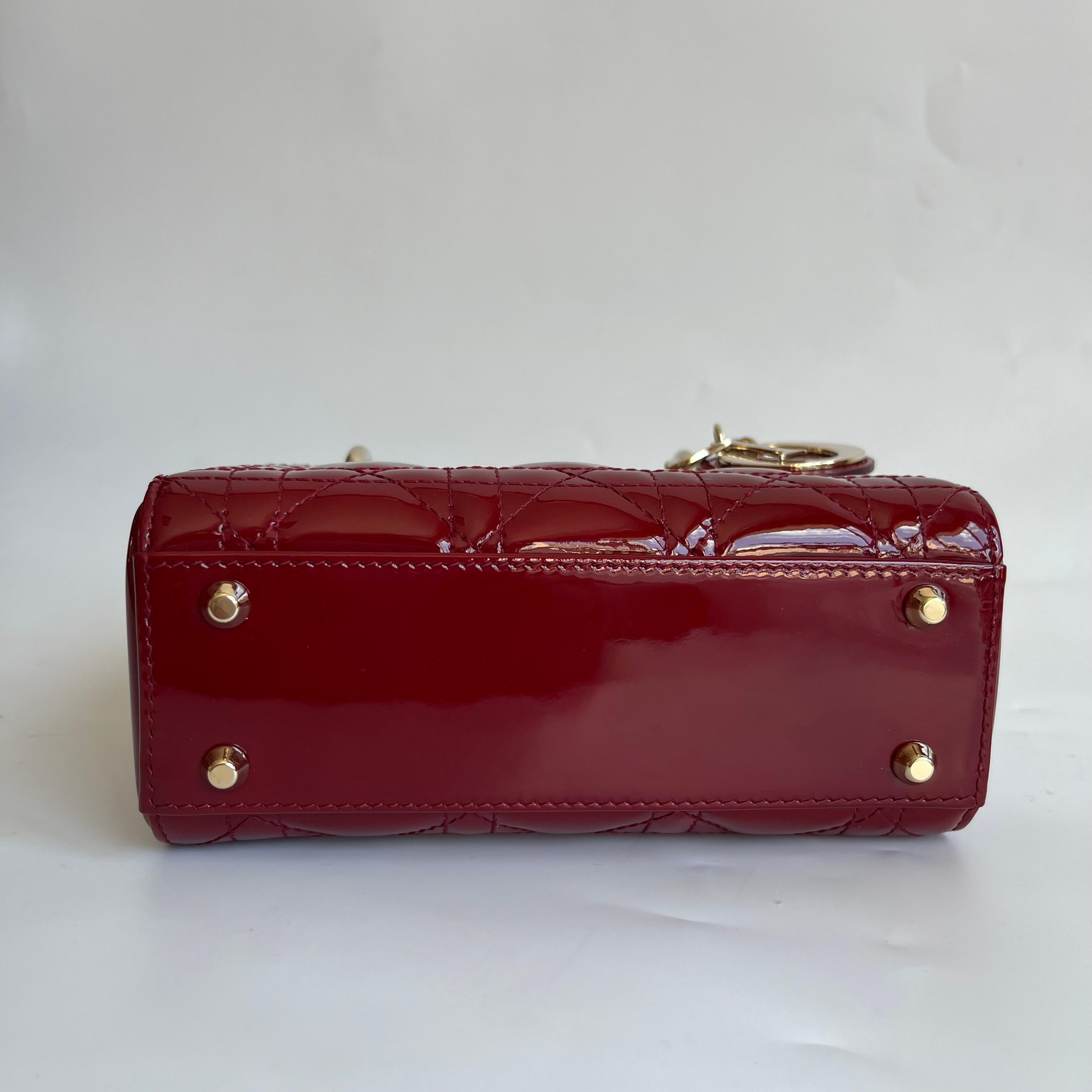 Lady Dior Mini rosso borgogna in pelle verniciata con cinturino a catena d'oro 2019 Interno in pelle scamosciata in vendita 2