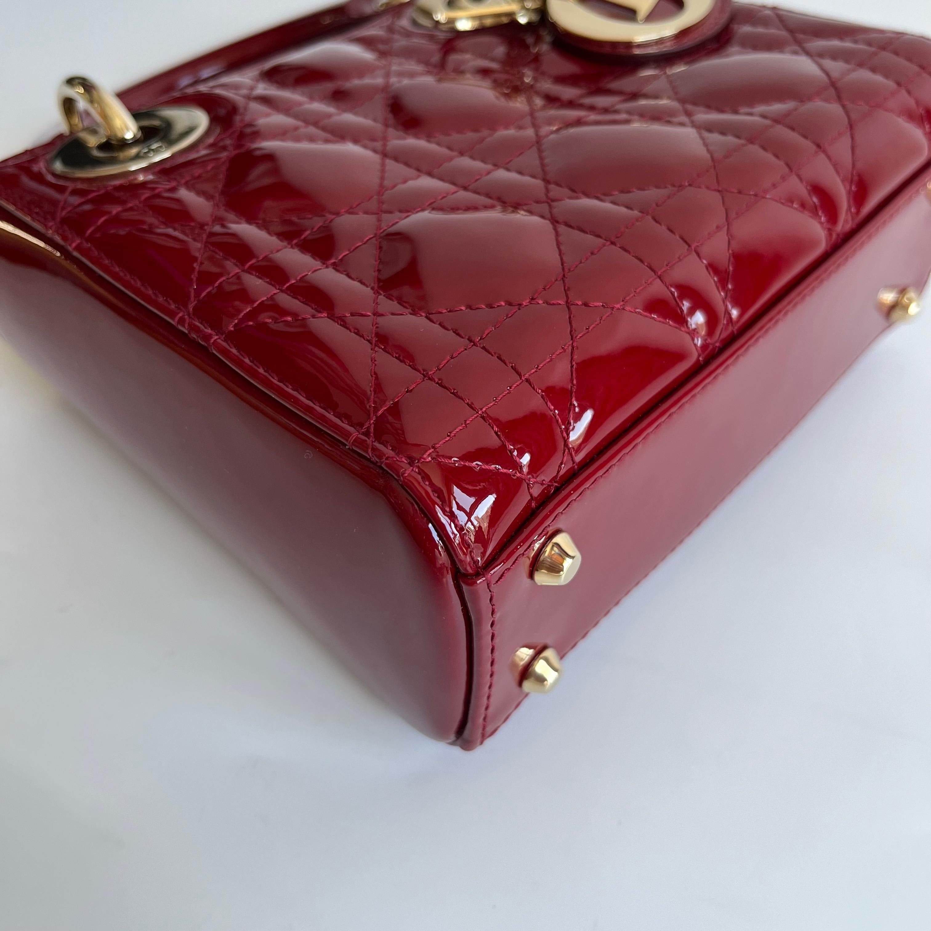 Lady Dior Mini rosso borgogna in pelle verniciata con cinturino a catena d'oro 2019 Interno in pelle scamosciata in vendita 3