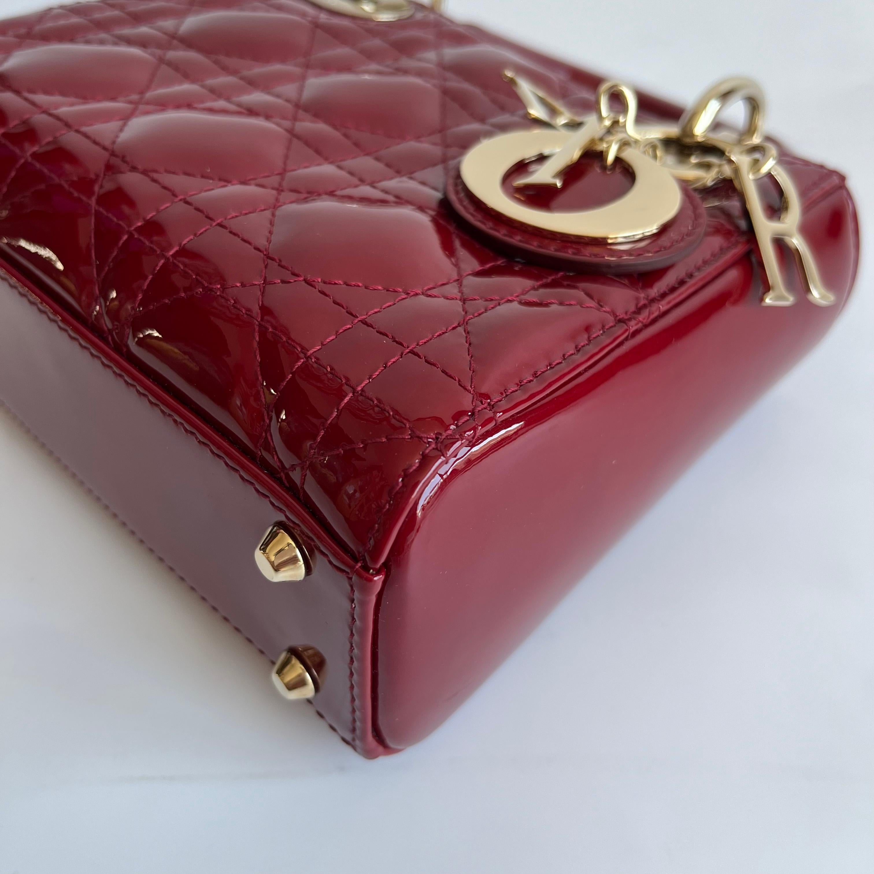 Lady Dior Mini rosso borgogna in pelle verniciata con cinturino a catena d'oro 2019 Interno in pelle scamosciata in vendita 4