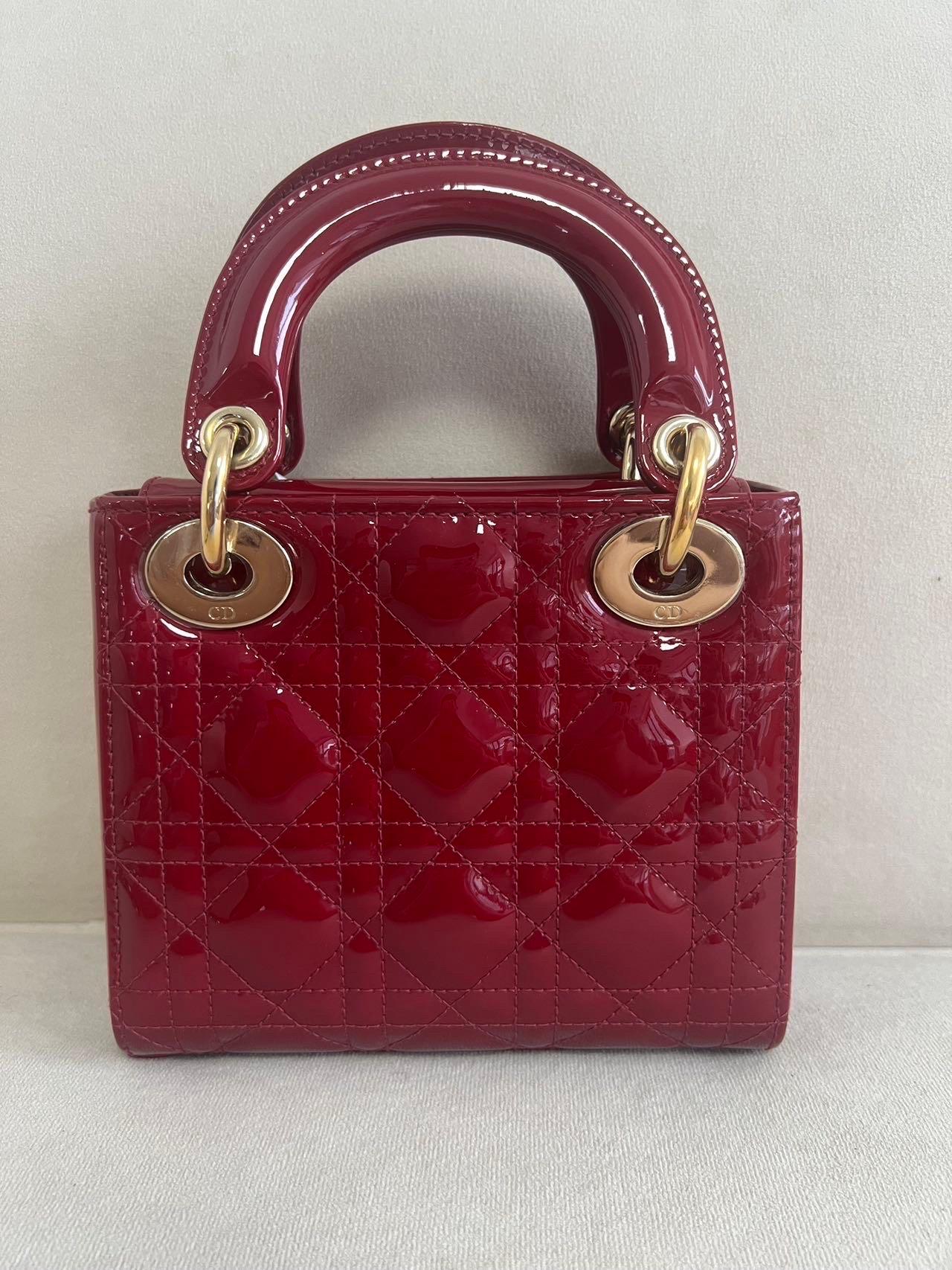 Marrone Lady Dior Mini rosso borgogna in pelle verniciata con cinturino a catena d'oro 2021 Interno in pelle scamosciata in vendita