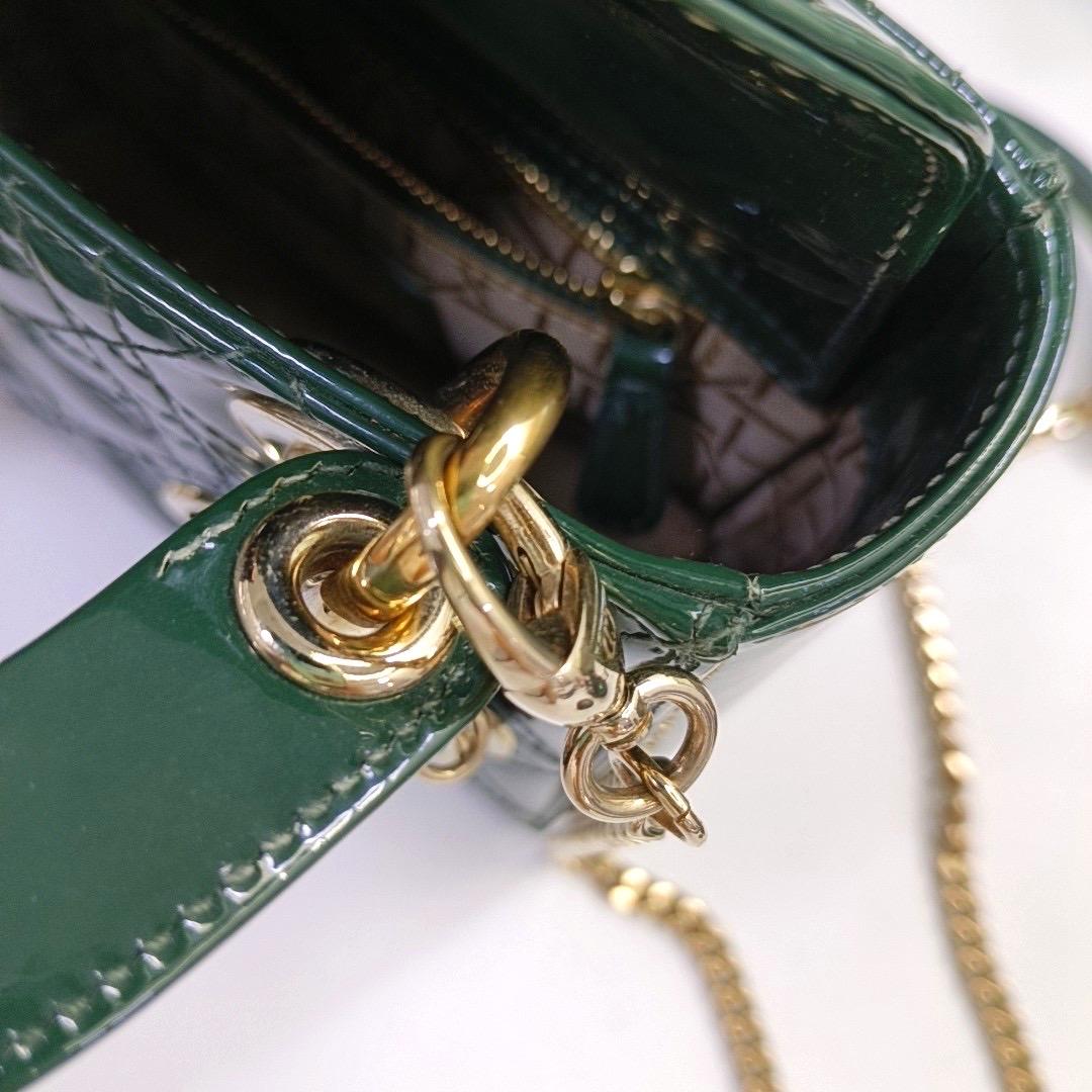 Mini sac Lady Dior vert foncé en cuir verni avec lanière de chaîne dorée en vente 9