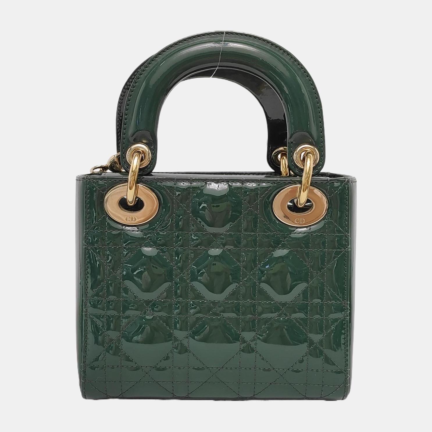 Mini sac Lady Dior vert foncé en cuir verni avec lanière de chaîne dorée Bon état - En vente à AUBERVILLIERS, FR