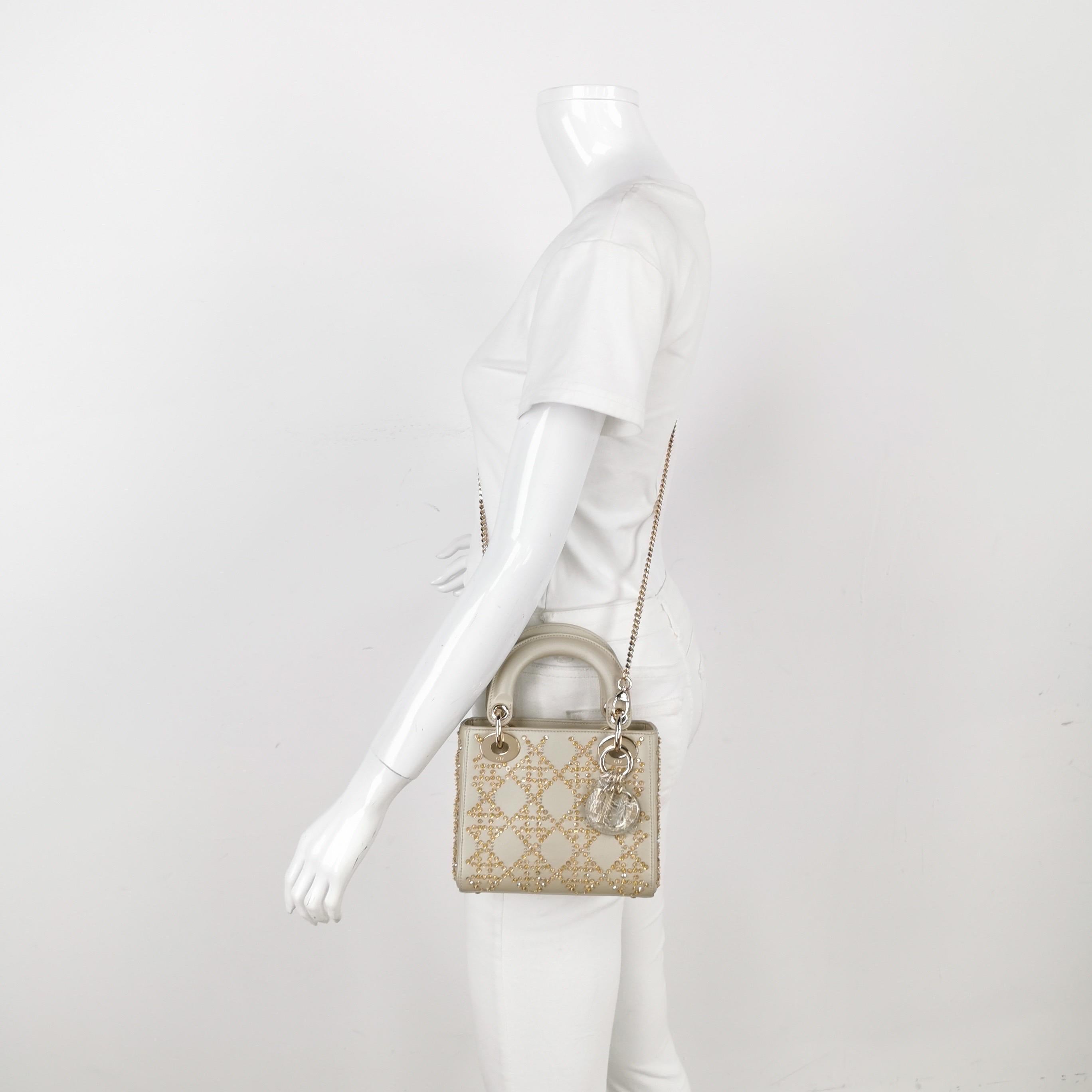 Lady Dior Mini Gold Kalbsleder mit Kristallen Gold Hardware 2023
Dies sind professionelle Fotos der tatsächlich von Luxbags angebotenen Tasche.
Diese Mini-Handtasche aus hochwertigem schwarzem Stoff mit den ikonischen Mikronähten ist ein stilvolles