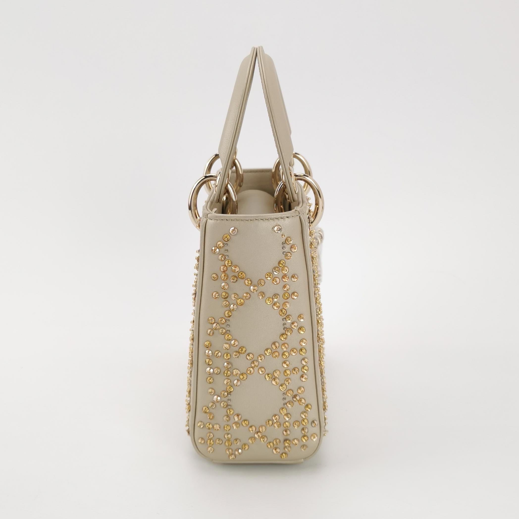 Lady Dior Mini Gold Kalbsleder mit Kristallen Gold Hardware 2020 im Zustand „Hervorragend“ im Angebot in AUBERVILLIERS, FR