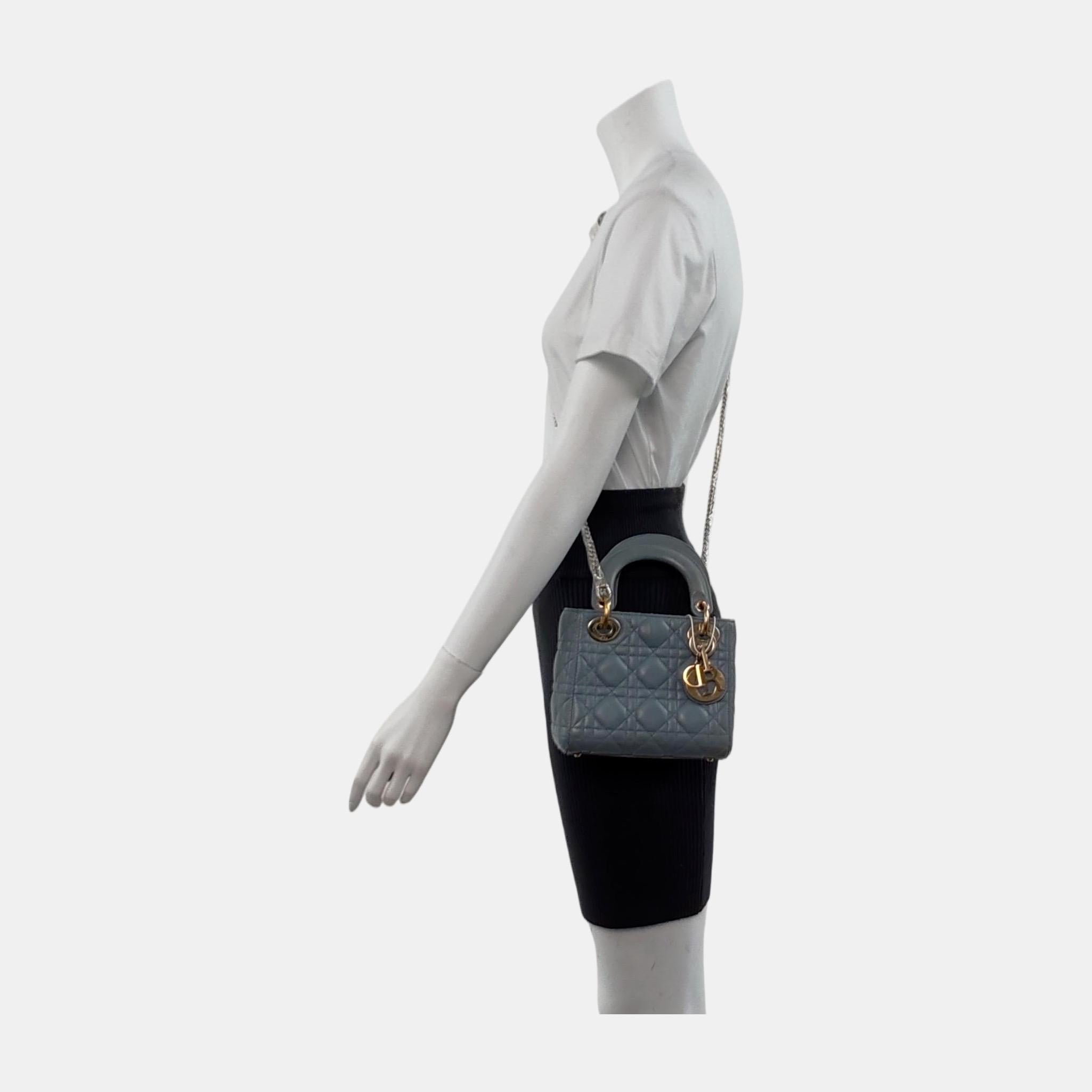 This classic bag features a cannage stitch, creating a beautiful silhouette and an instantly recognizable quilted design. It is paired with gold hardware and D.I.O.R charms. Featuring a removable strap shoulder strap, the Lady Dior bag can be