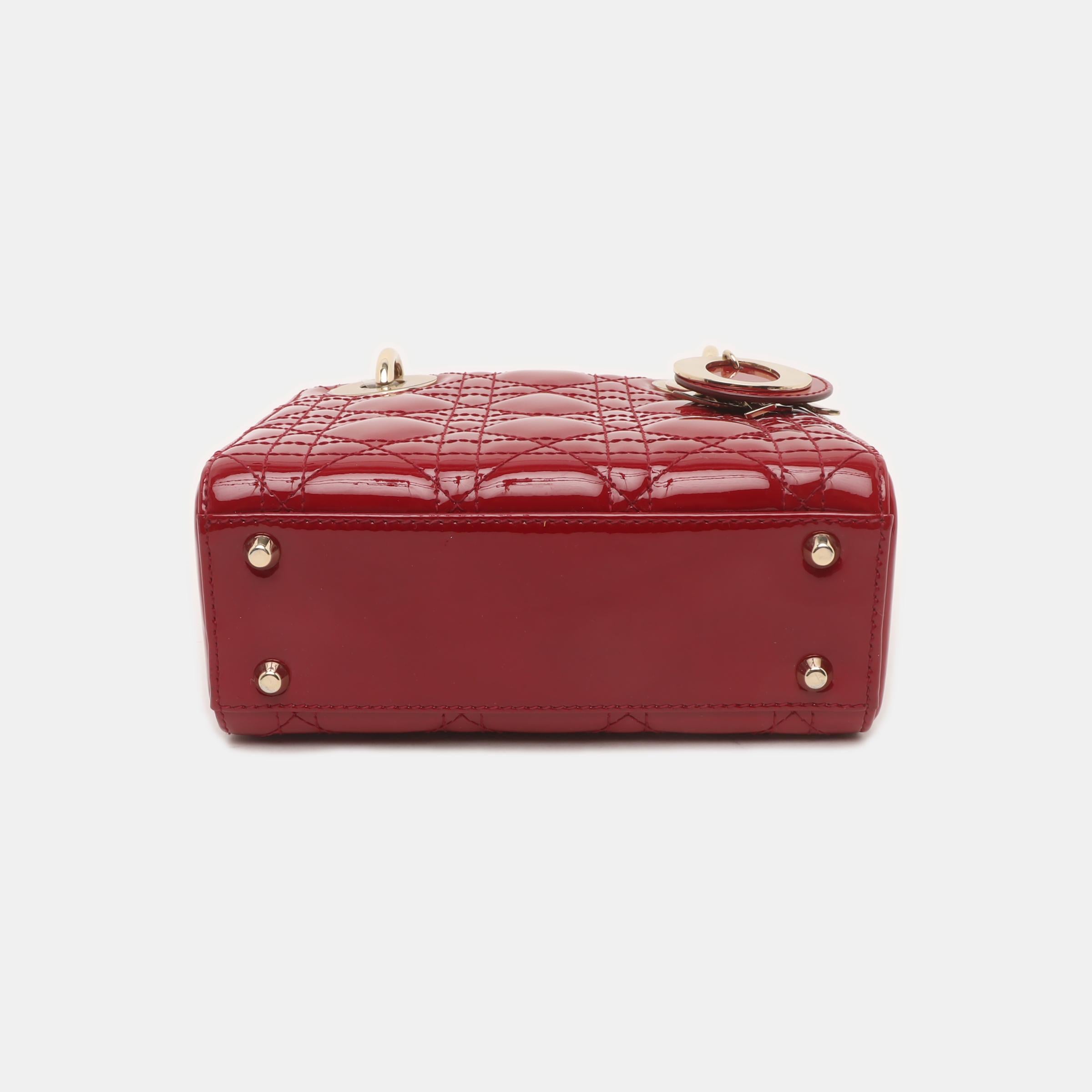 Rosso Mini borsa Lady Dior in pelle verniciata rosso borgogna con tracolla a catena dorata
