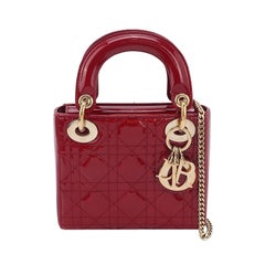 Mini sac à main Lady Dior rouge bordeaux en cuir verni avec lanière en chaîne de couleur or