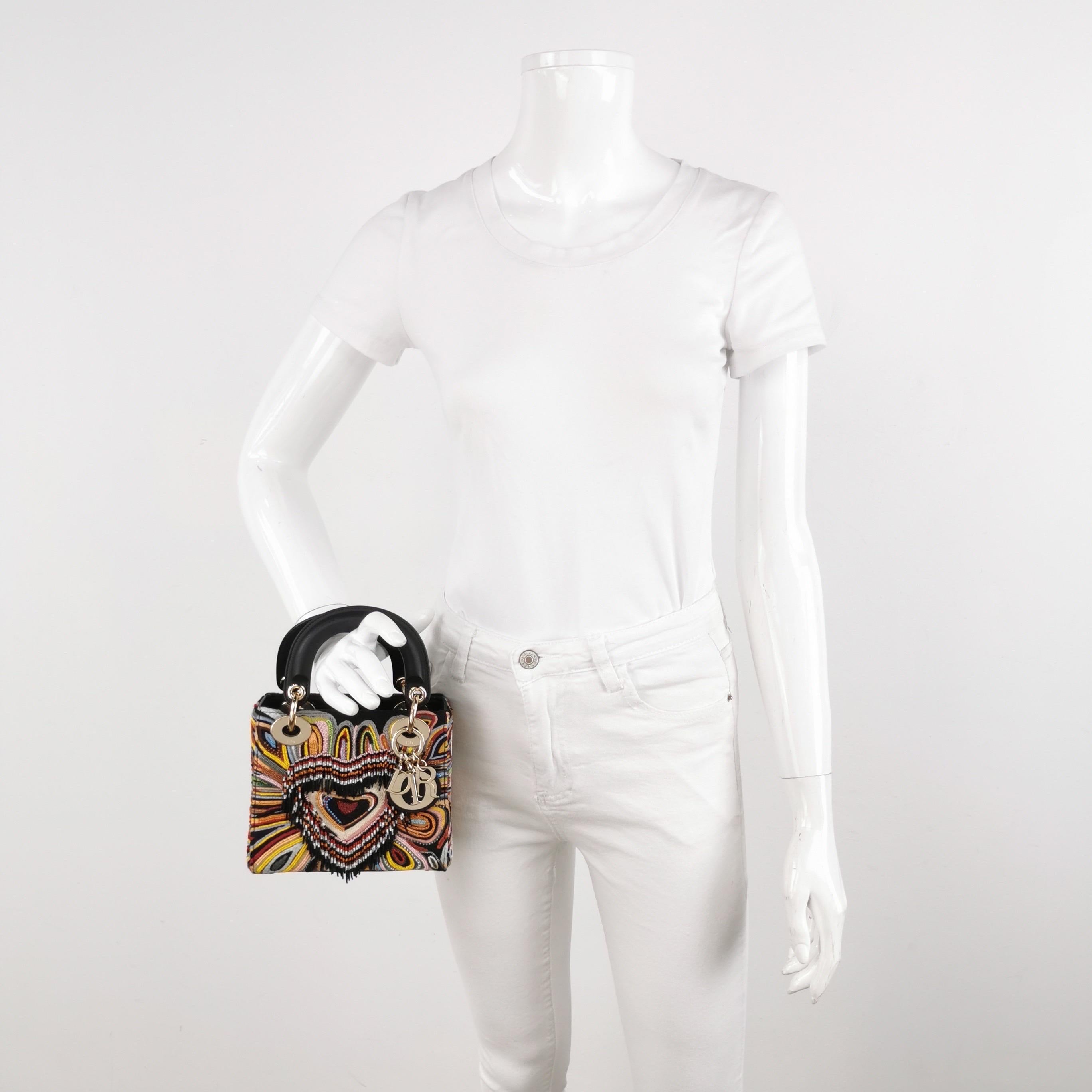 Entièrement ornée de perles méticuleusement brodées et dotée d'un motif distinctif de perles pendantes en forme de cœur, cette Mini Lady Dior 2018 illustre le summum du savoir-faire de la haute couture et de l'expression artistique en matière