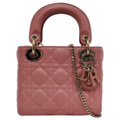 Lady Dior Mini Lipstick rose en cuir d'agneau et bracelet en chaîne avec accessoires dorés