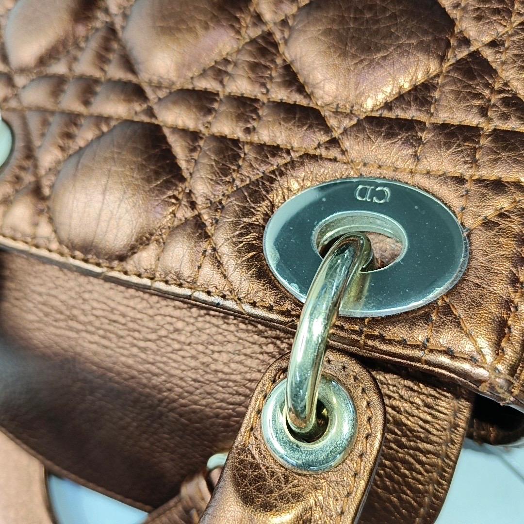 Lady Dior Mini Metallic Ziegelrot Kalbsleder Gold Hardware Lederband im Angebot 7