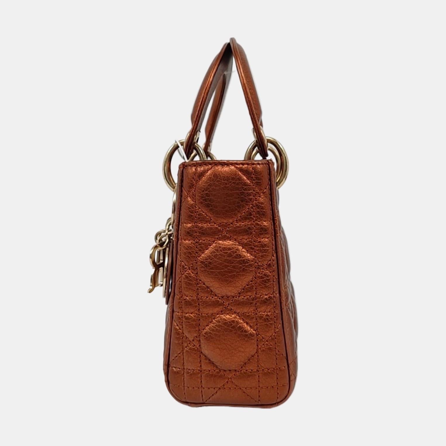 Lady Dior Mini Metallic Ziegelrot Kalbsleder Gold Hardware Lederband 2017
Dies sind professionelle Fotos der tatsächlich von Luxbags angebotenen Tasche.
CONDIT: Ausgezeichnet
Leichte Gebrauchsspuren einschließlich Reibung an den Ecken, Griff.