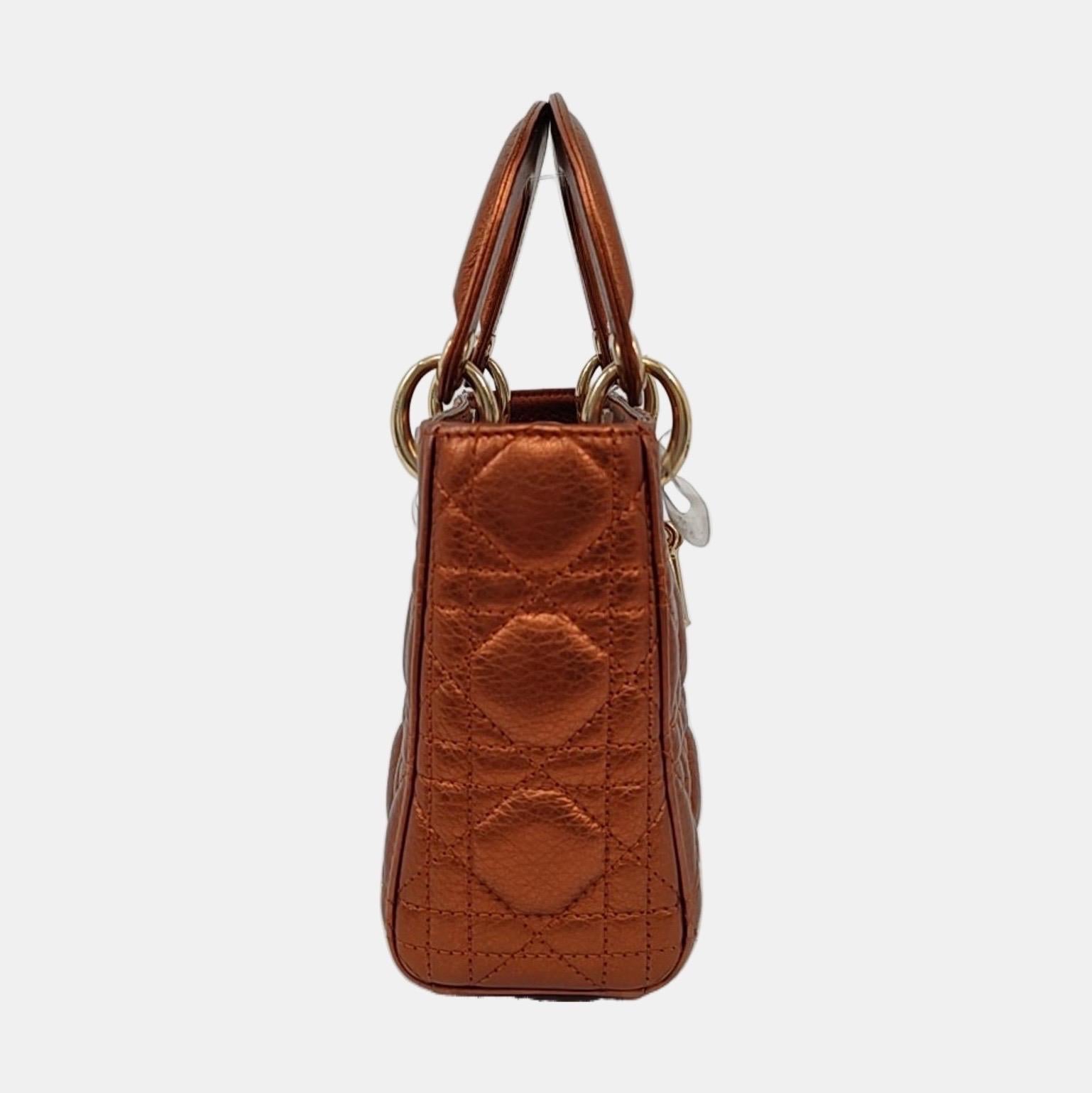Lady Dior Mini Metallic Ziegelrot Kalbsleder Gold Hardware Lederband im Zustand „Gut“ im Angebot in AUBERVILLIERS, FR