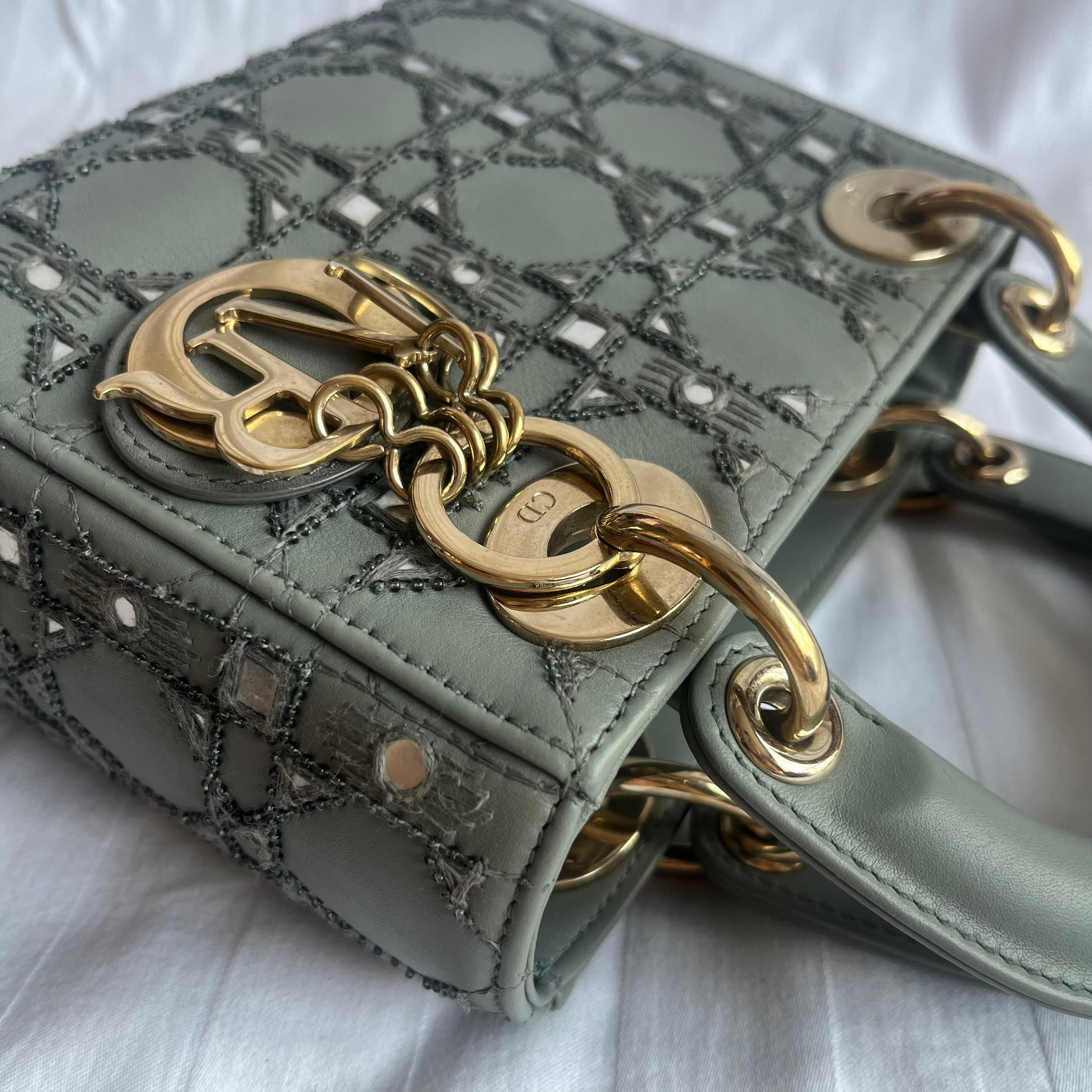 Lady Dior Mini in pelle di vitello grigia metallizzata Perline e specchietti Hardware oro in vendita 6