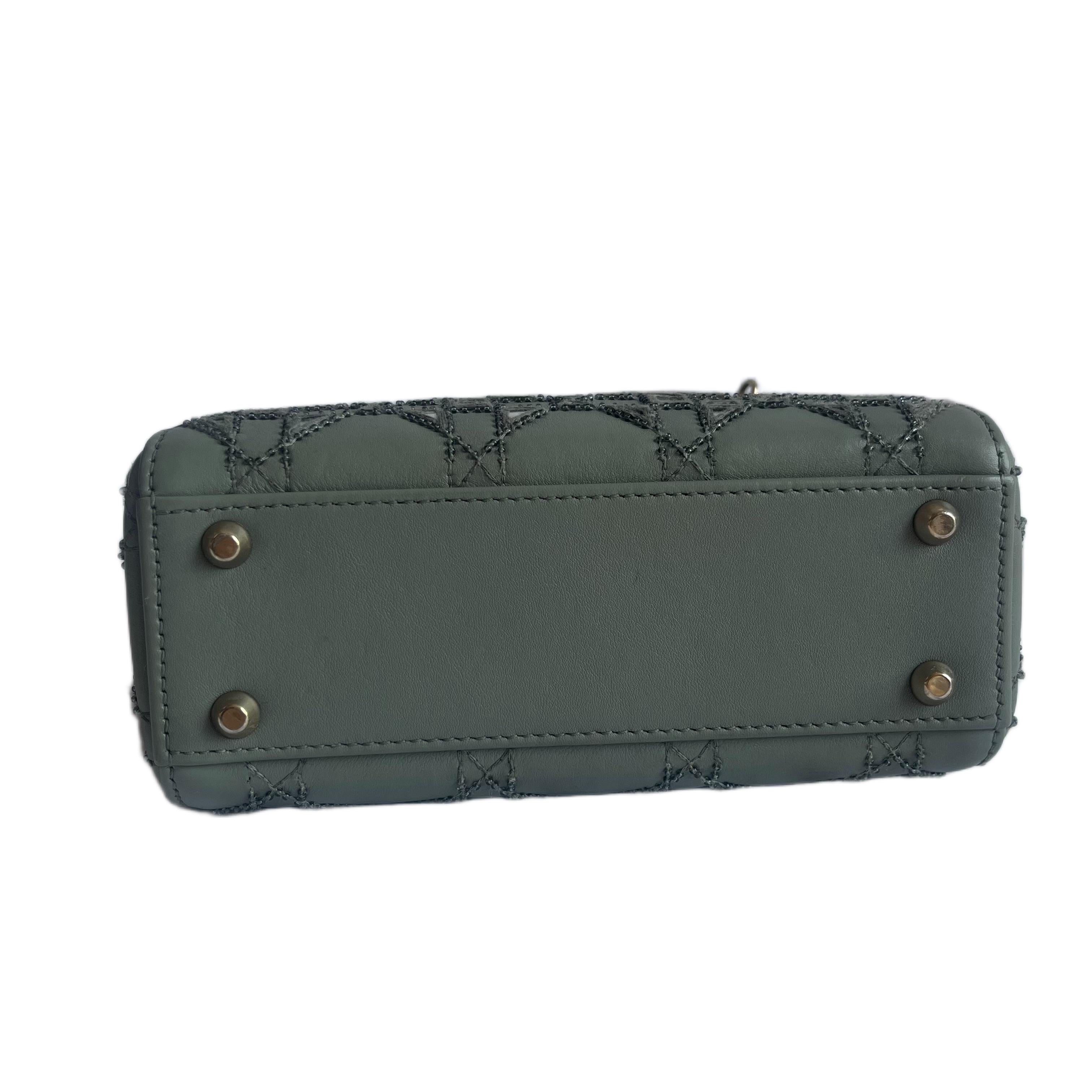 Lady Dior Mini in pelle di vitello grigia metallizzata Perline e specchietti Hardware oro in vendita 2