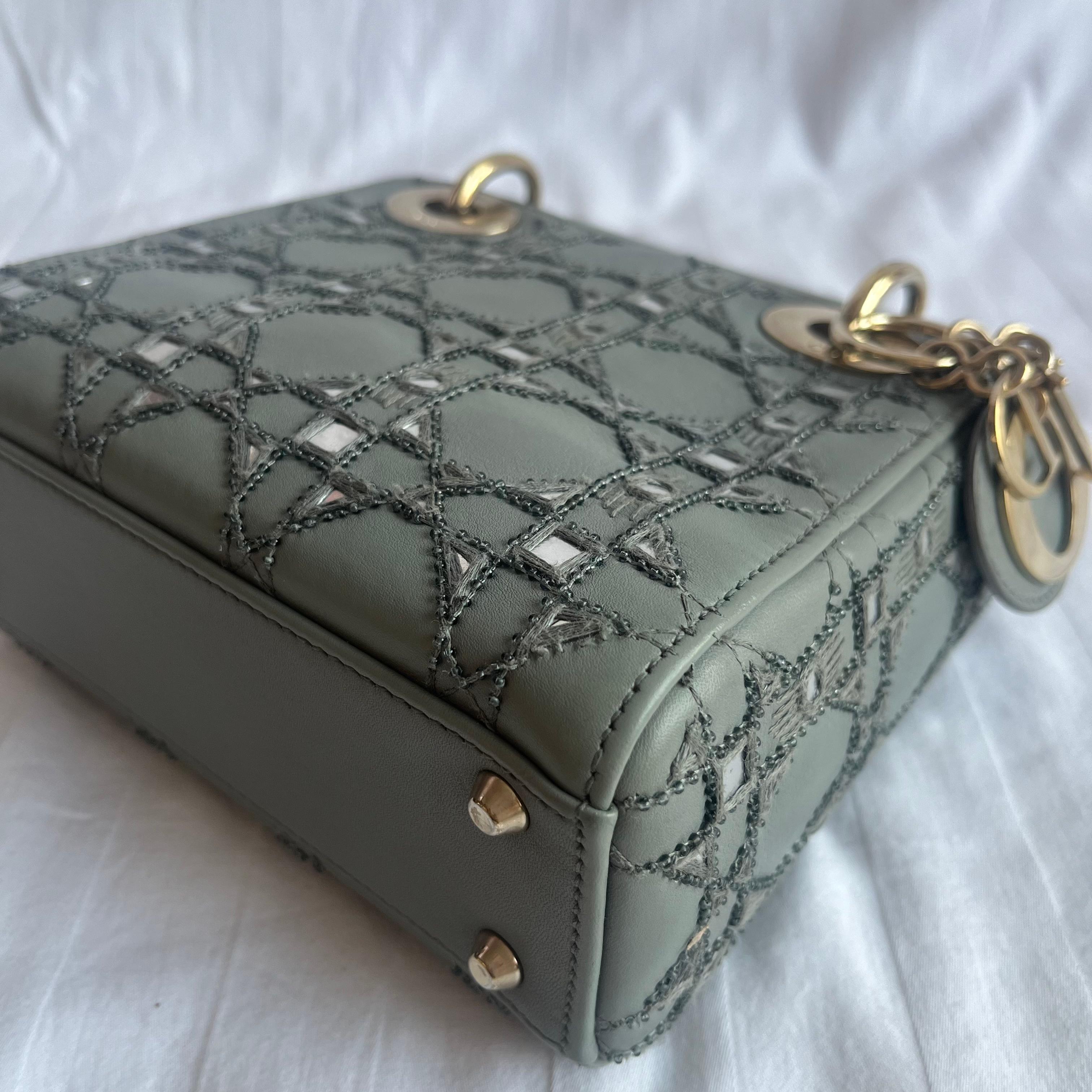 Lady Dior Mini in pelle di vitello grigia metallizzata Perline e specchietti Hardware oro in vendita 4