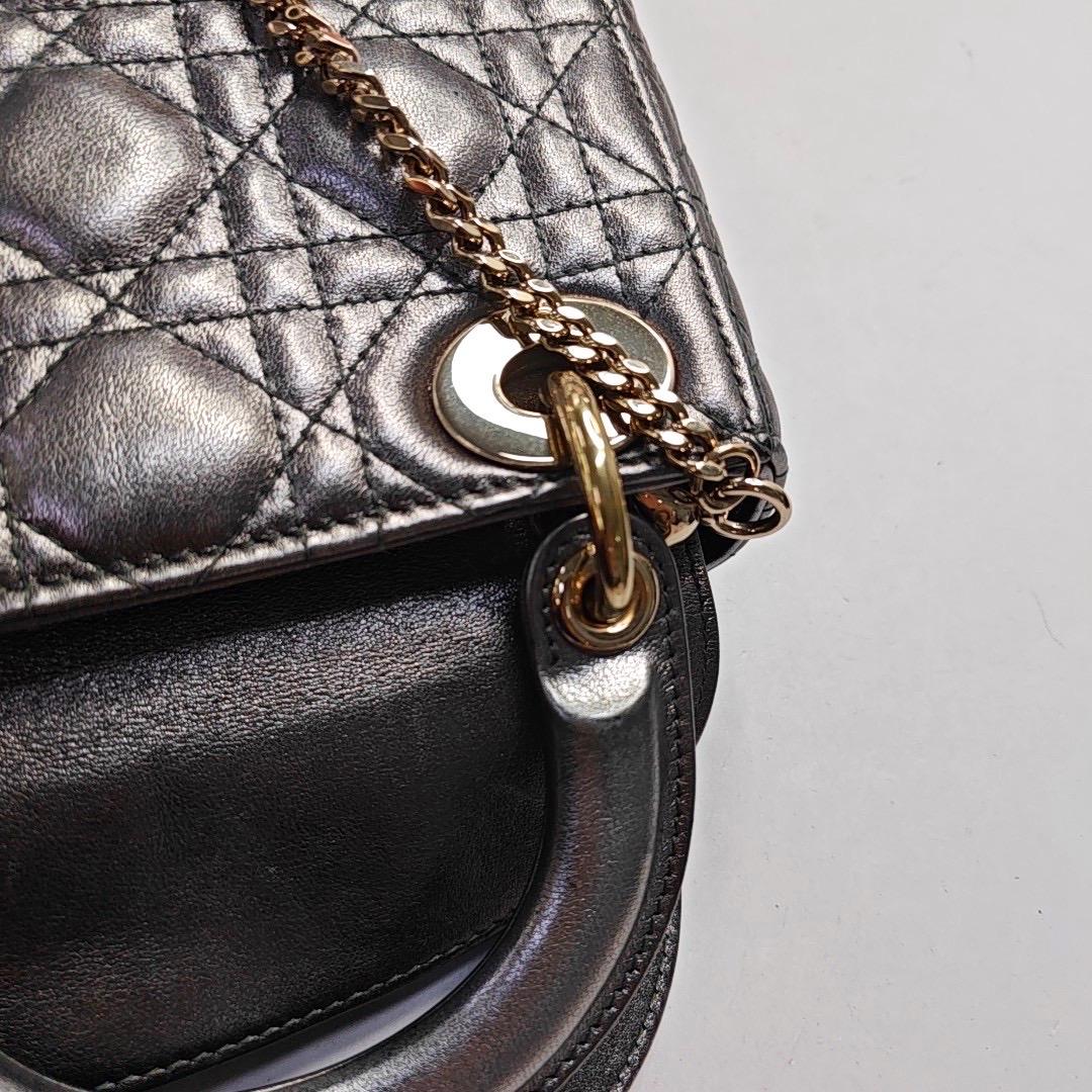 Lady Dior Mini Cannage gris métallisé en peau d'agneau avec des accessoires en or Bracelet en chaîne en vente 5