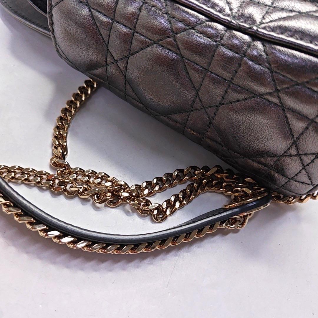 Lady Dior Mini Cannage gris métallisé en peau d'agneau avec des accessoires en or Bracelet en chaîne en vente 7