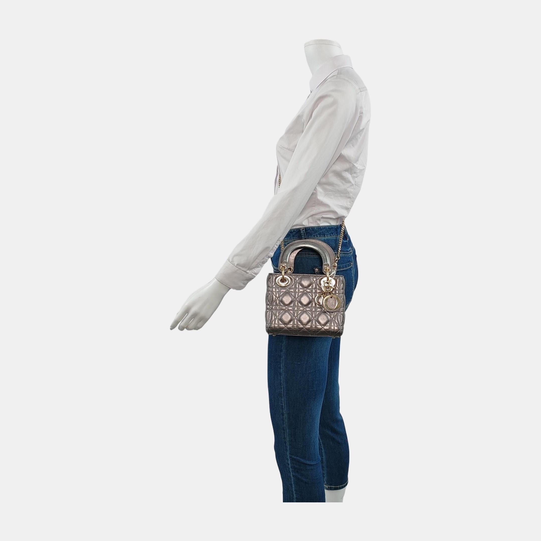 Ce sac classique présente un point de cannage, créant une belle silhouette et un motif matelassé immédiatement reconnaissable. Il est assorti d'une quincaillerie dorée et de charmes D.I.O.R. Doté d'une bandoulière amovible, le sac Lady Dior peut