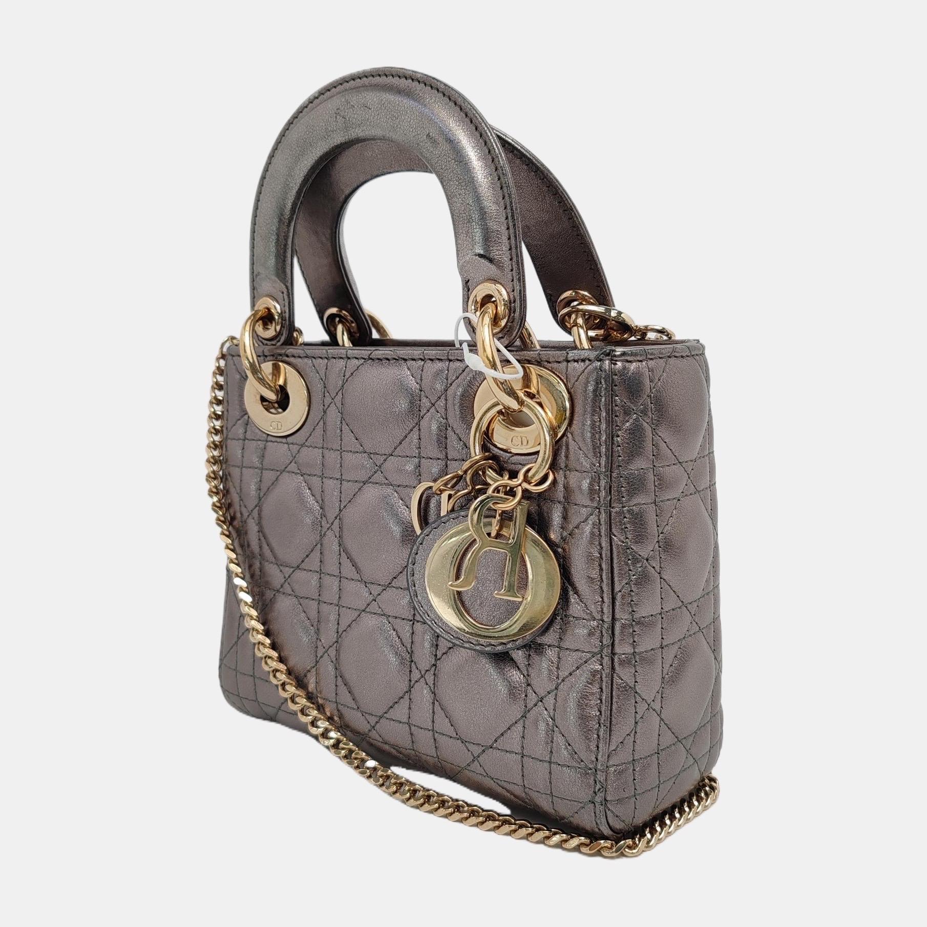 Gris Lady Dior Mini Cannage gris métallisé en peau d'agneau avec des accessoires en or Bracelet en chaîne en vente