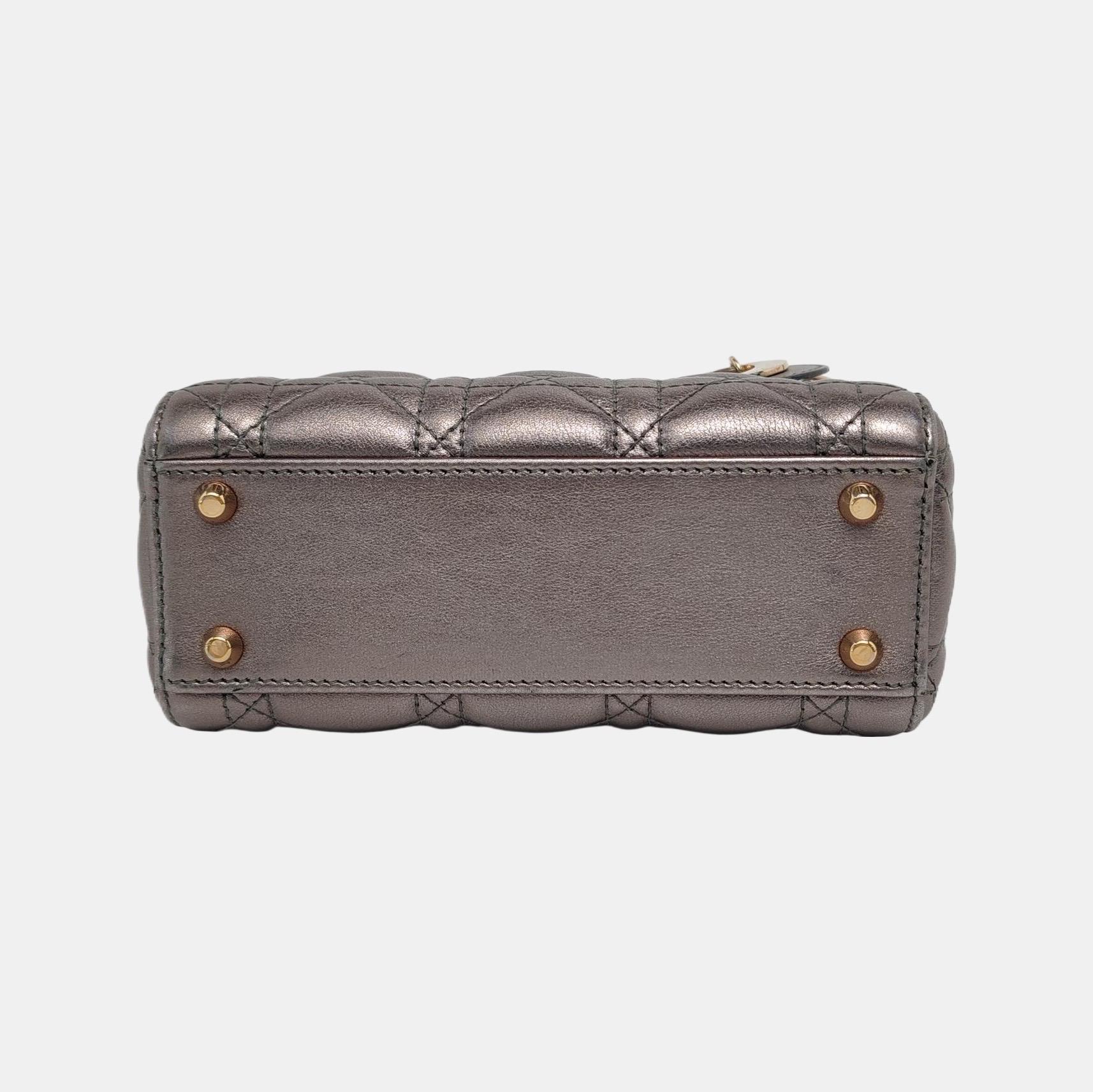 Lady Dior Mini Cannage gris métallisé en peau d'agneau avec des accessoires en or Bracelet en chaîne Pour femmes en vente