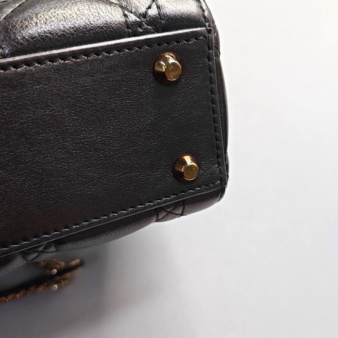 Lady Dior Mini Cannage gris métallisé en peau d'agneau avec des accessoires en or Bracelet en chaîne en vente 4