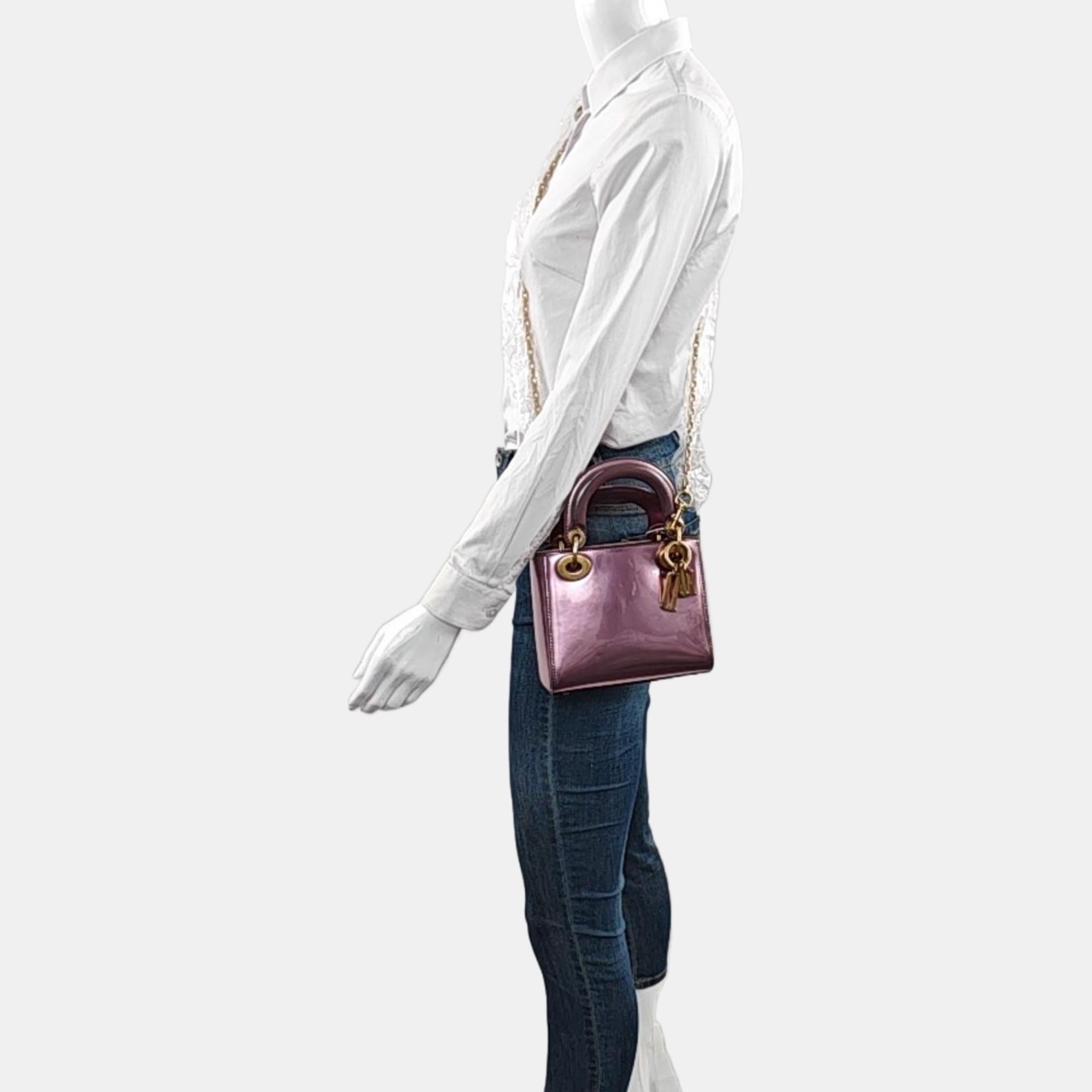 Lady Dior Mini Metallic Pink Cuir verni Gold Hardware Intérieur en daim 2018
Il s'agit de photos professionnelles du sac offert par Luxbags.
CONDITION : Excellent
Légers signes d'usure, notamment de légères éraflures sur le cuir verni et la